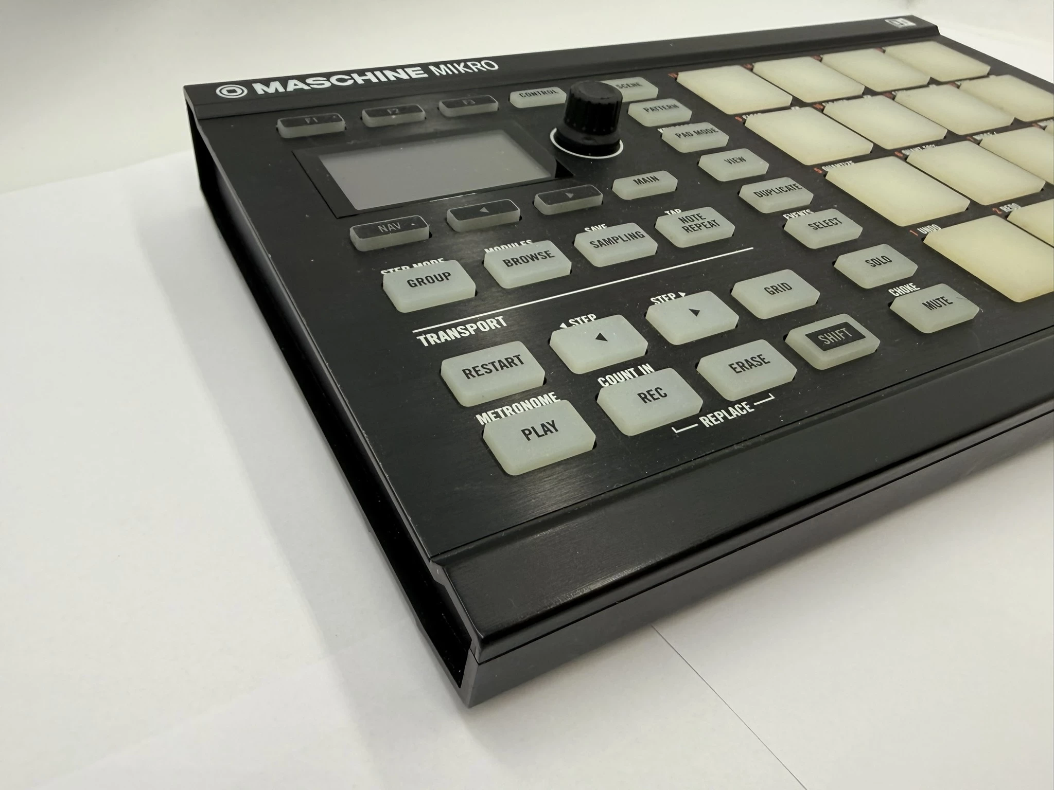 native-instruments-maschine-mikro-mk2-kontroler-dj-midi-stan-11323-2