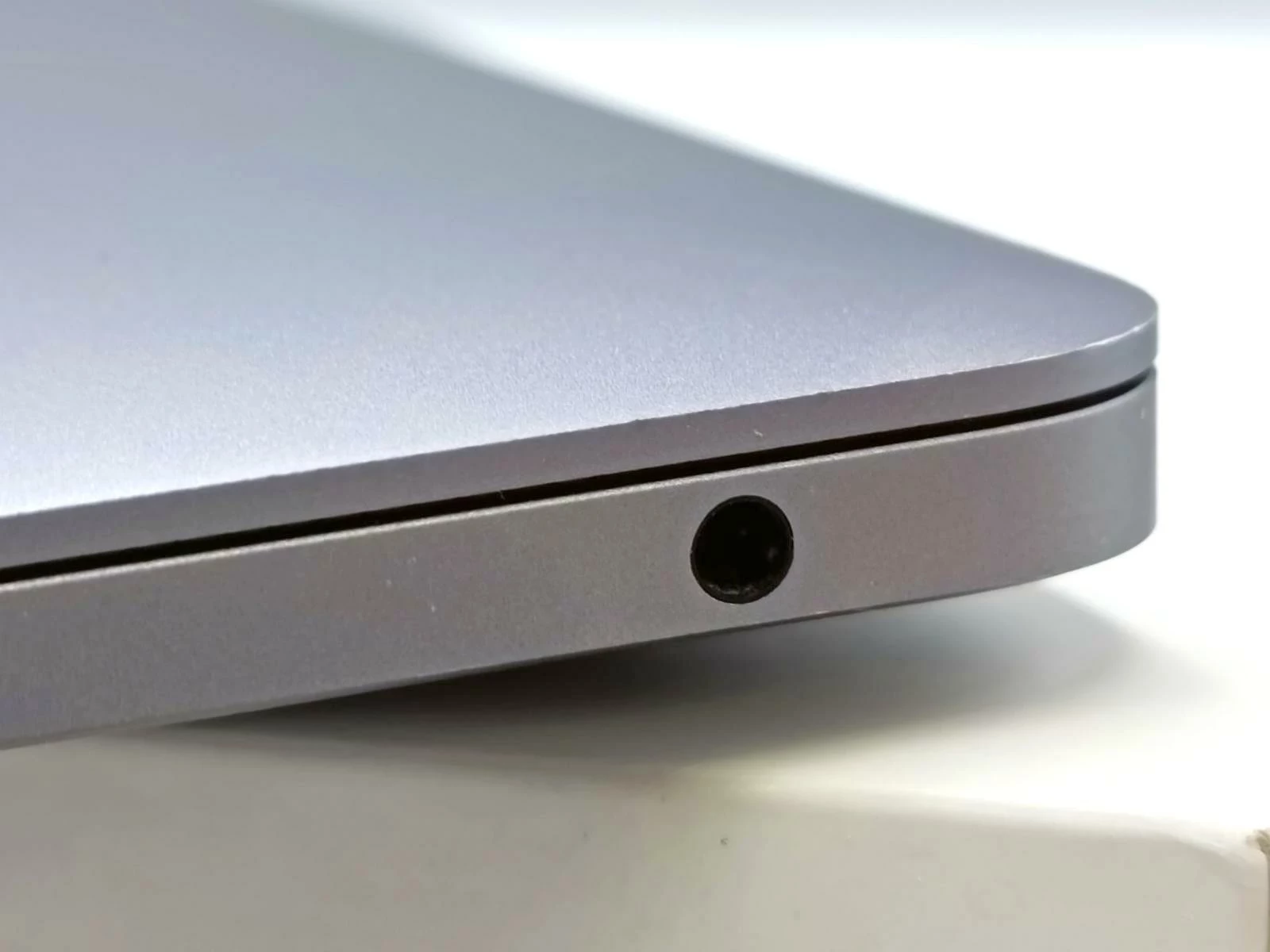 apple-macbook-air-a2179-i38gb256-ssd-stan-bdb-kod-producenta-mwtj2zea