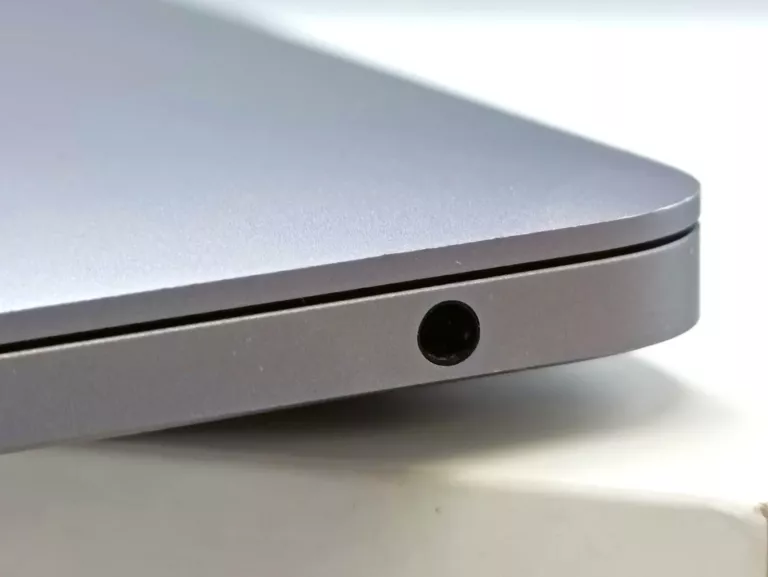 apple-macbook-air-a2179-i38gb256-ssd-stan-bdb-kod-producenta-mwtj2zea