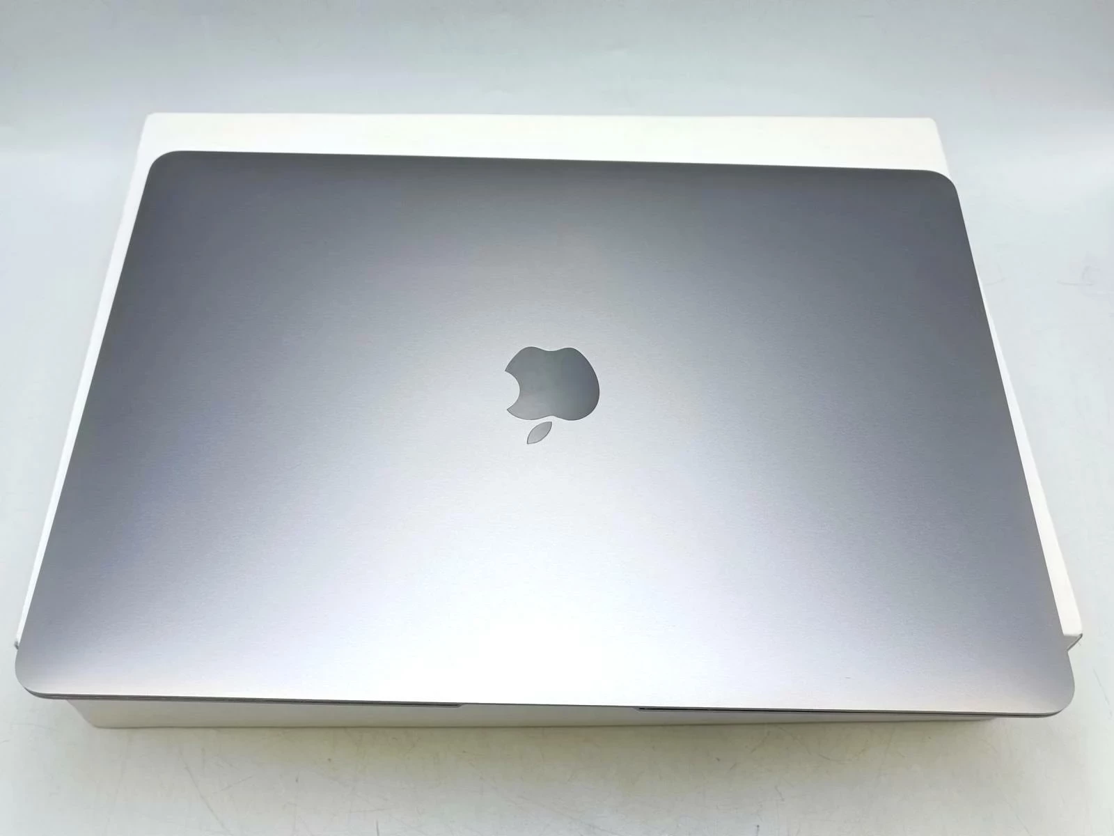 apple-macbook-air-a2179-i38gb256-ssd-stan-bdb-seria-procesora-4366-30