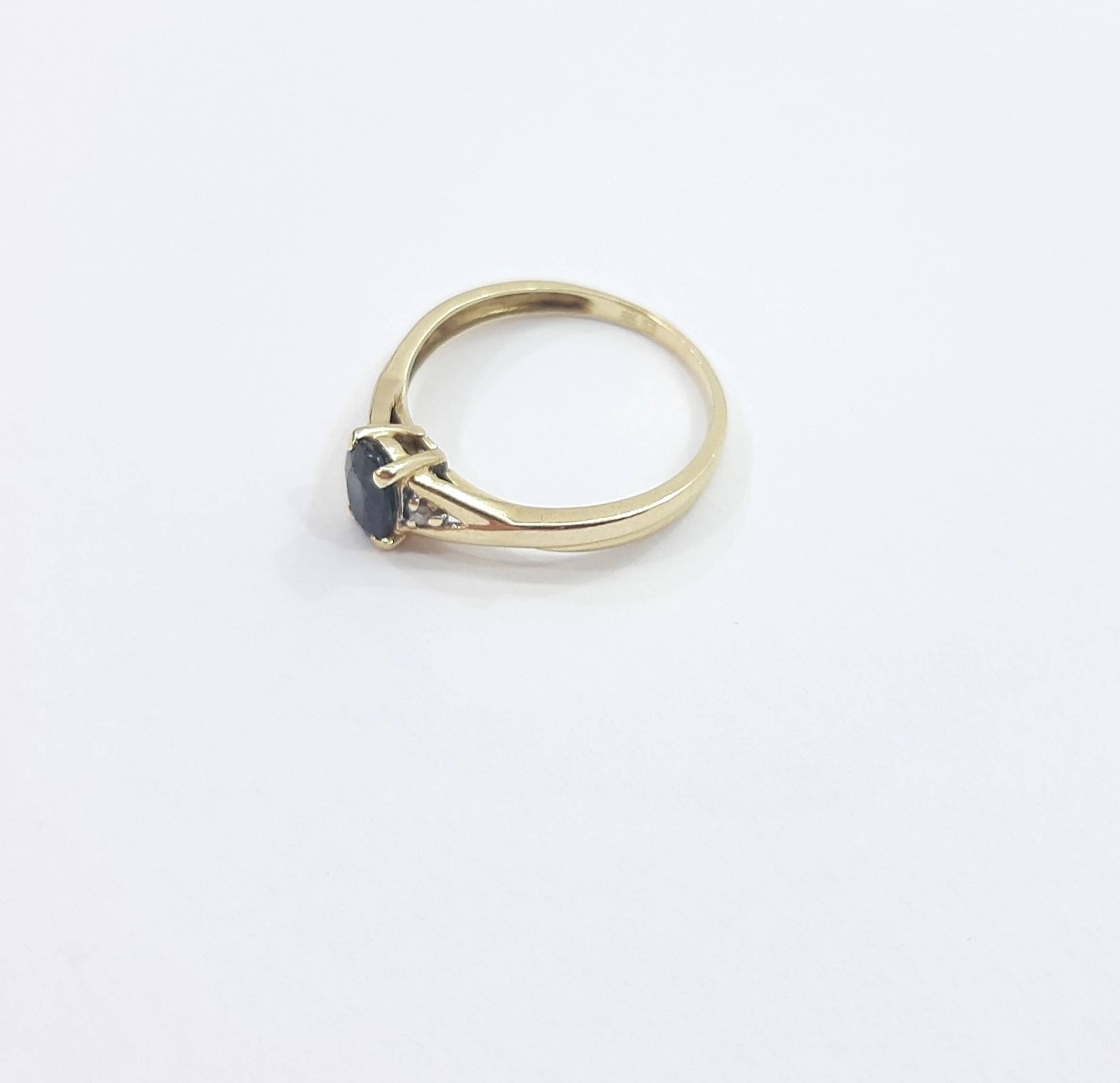 zloty-pierscionek-z-czarnym-kamieniem-i-cyrkoniami-pr585-148g-r14-rodzaj-2205-2