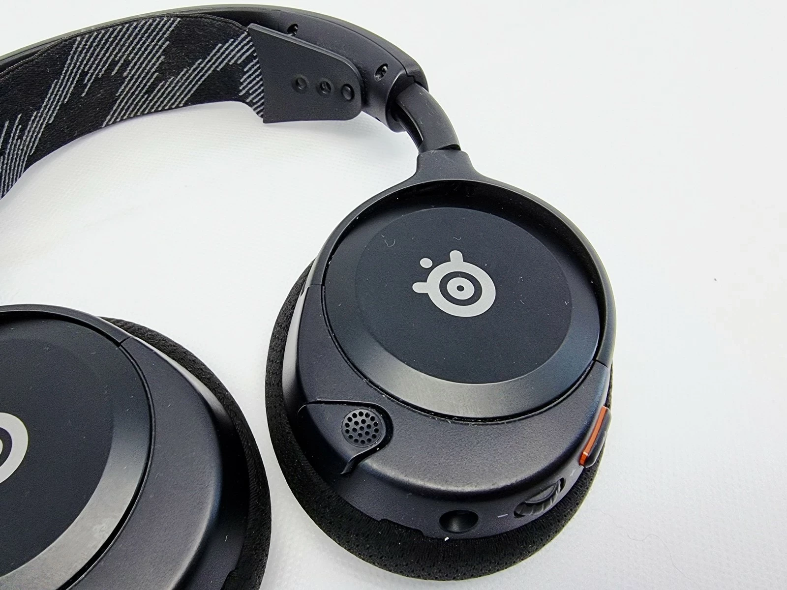 sluchawki-steelseries-arctis-nova-1-czarny-kod-producenta-61606