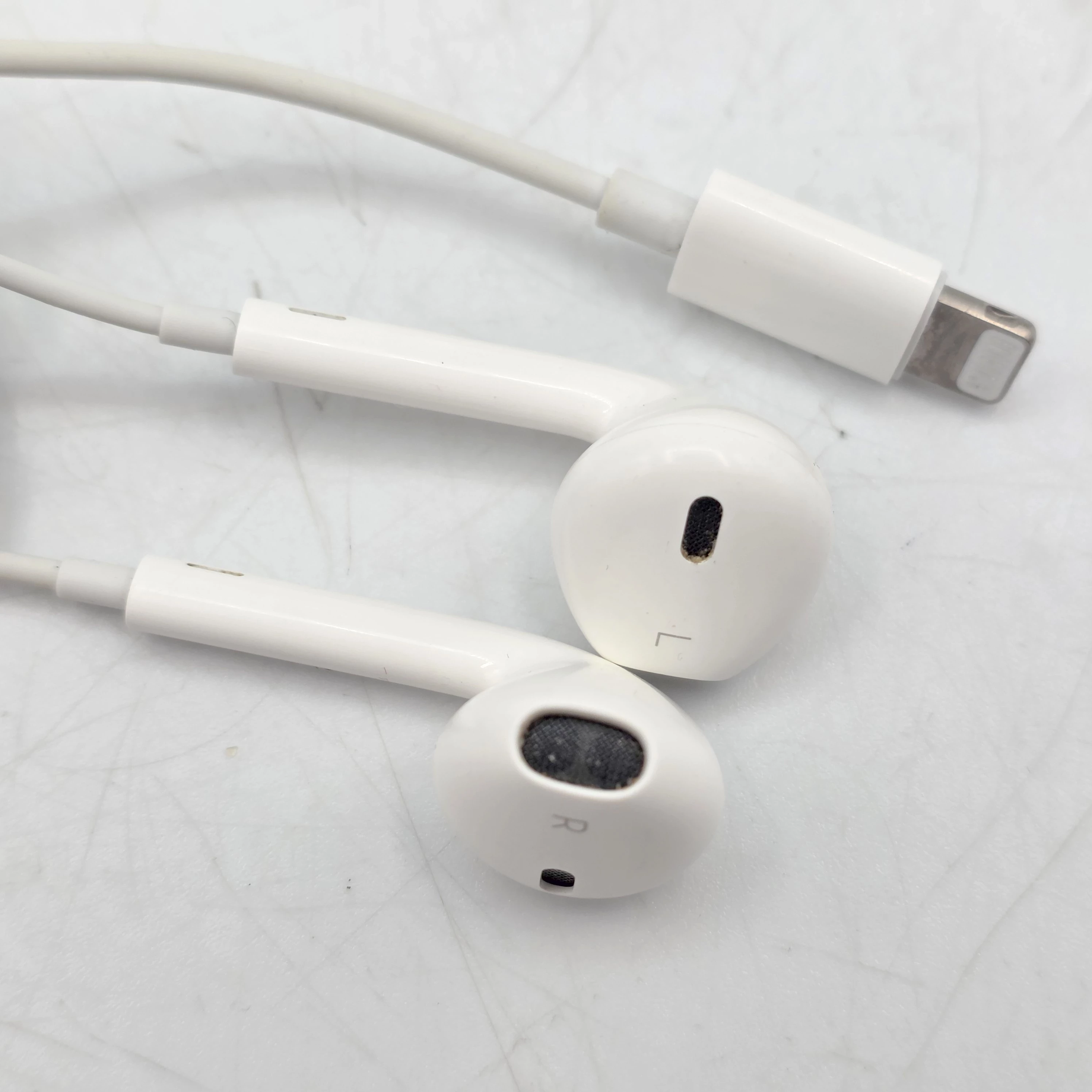 apple-earpods-lightning-biale-stan-11323-2