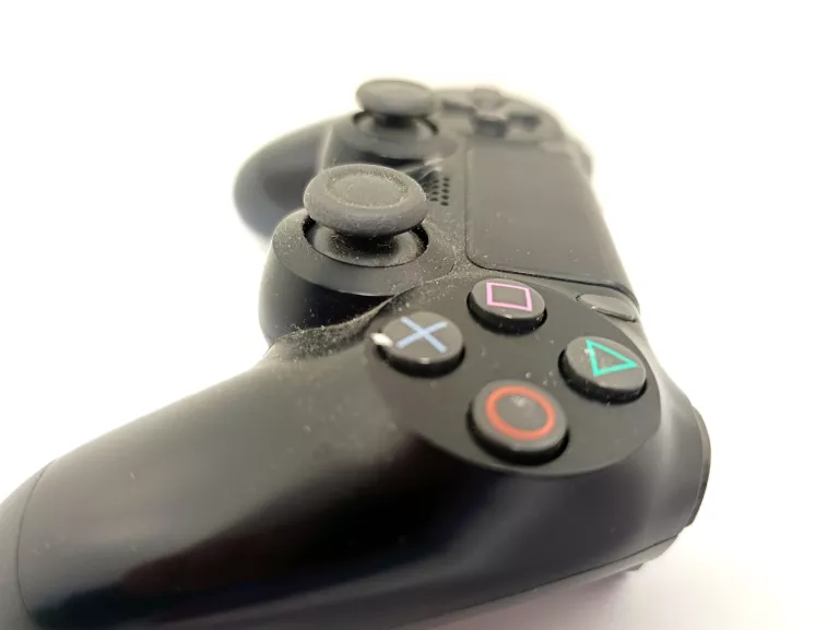 pad-ps4-dualshock-czarny-gol-sposob-podlaczenia-210654-2