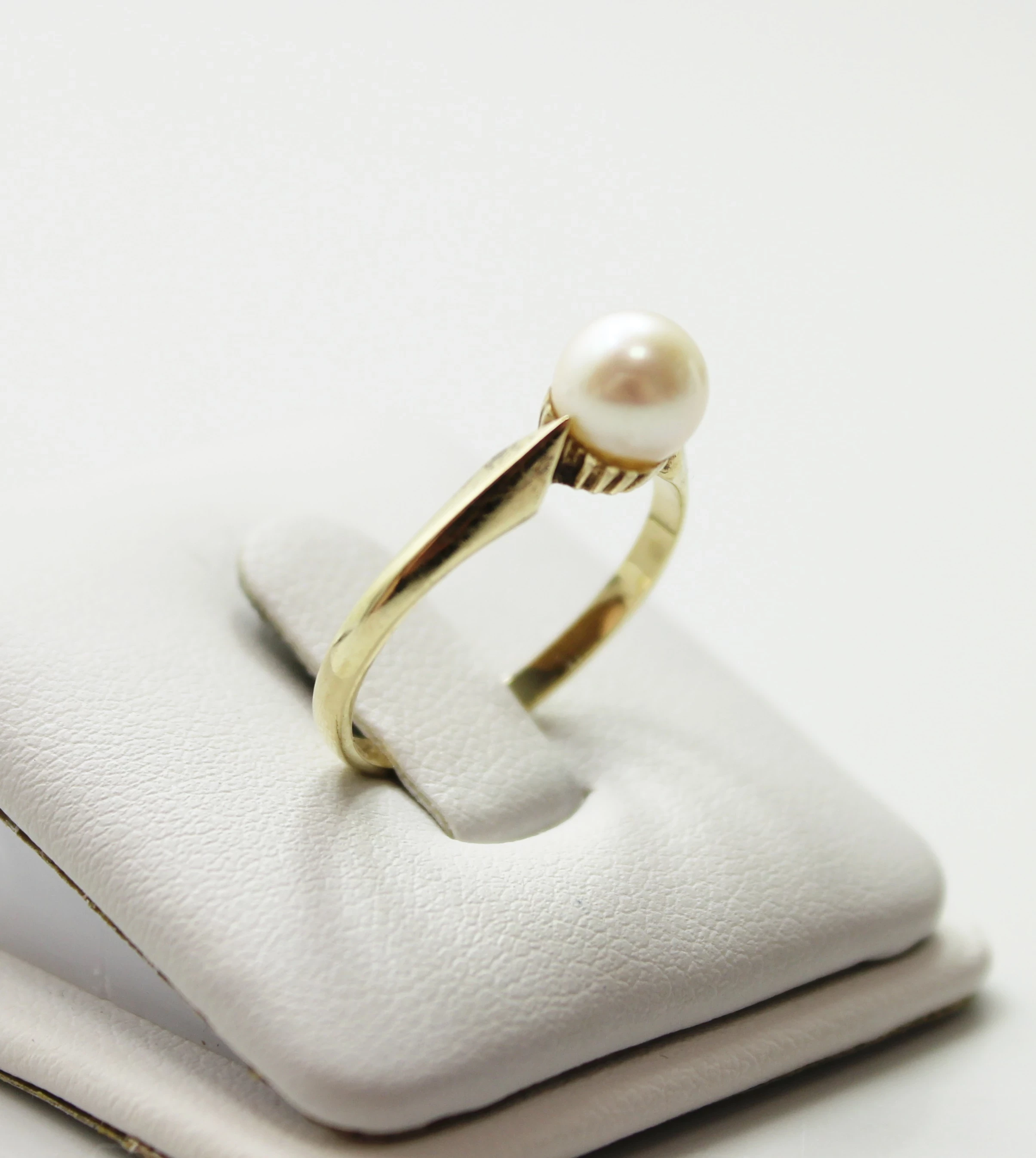 zloty-pierscionek-perla-585-220g-r14-material-15835-2