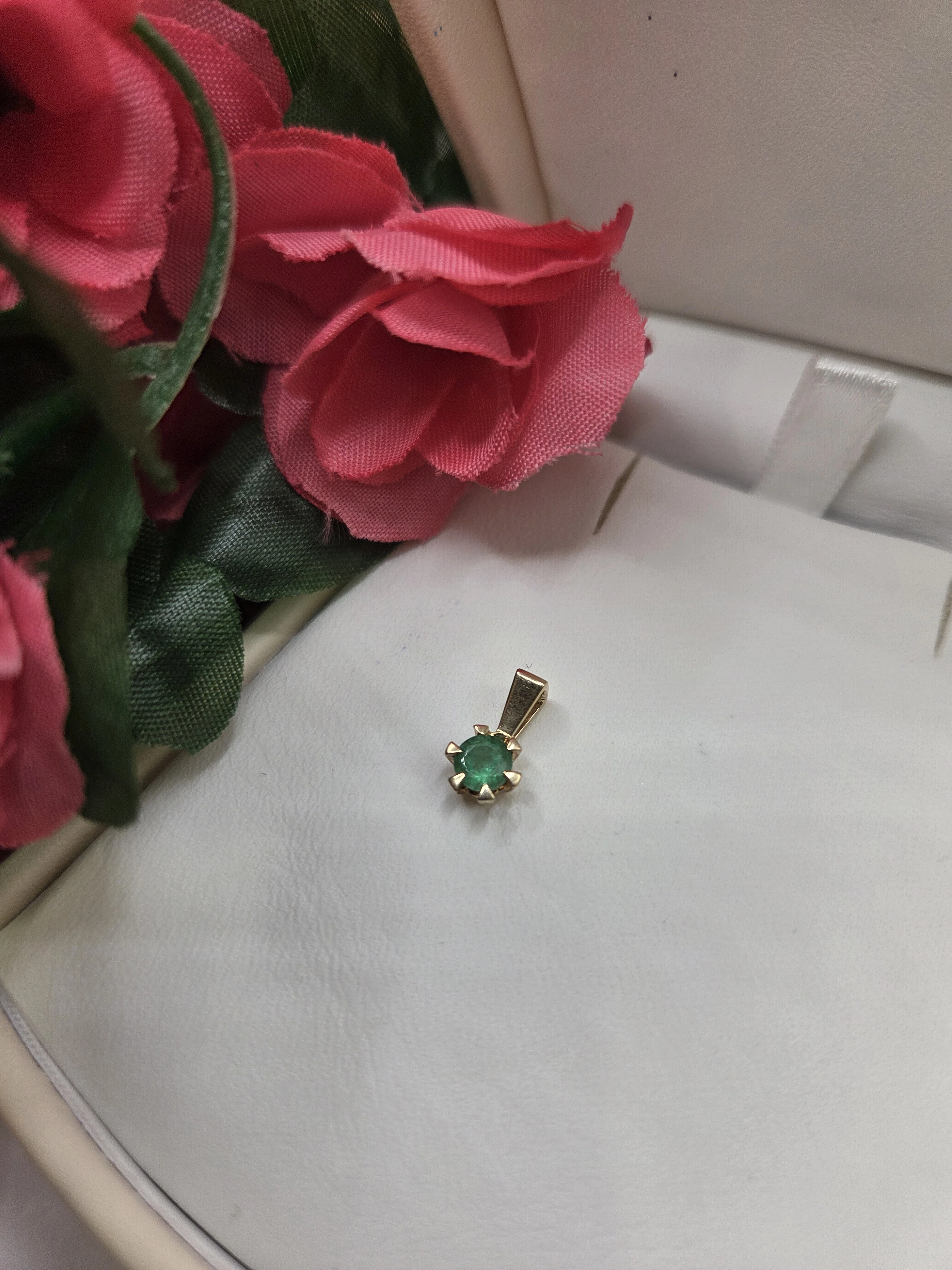 delikatna-zawieszka-z-zielonym-kamieniem-stan-11323-2