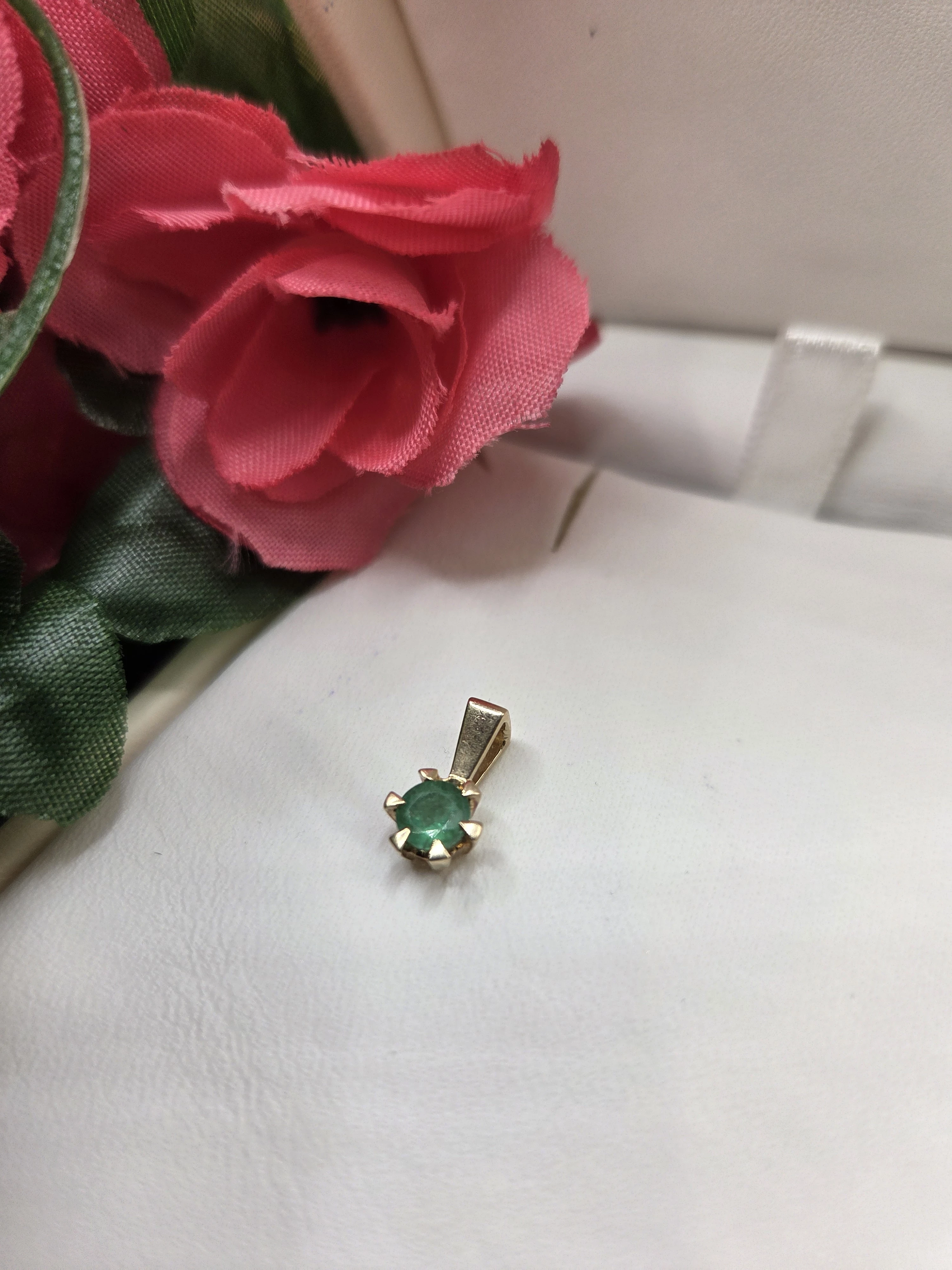 delikatna-zawieszka-z-zielonym-kamieniem-pilsudskiego-2a-tarnobrzeg