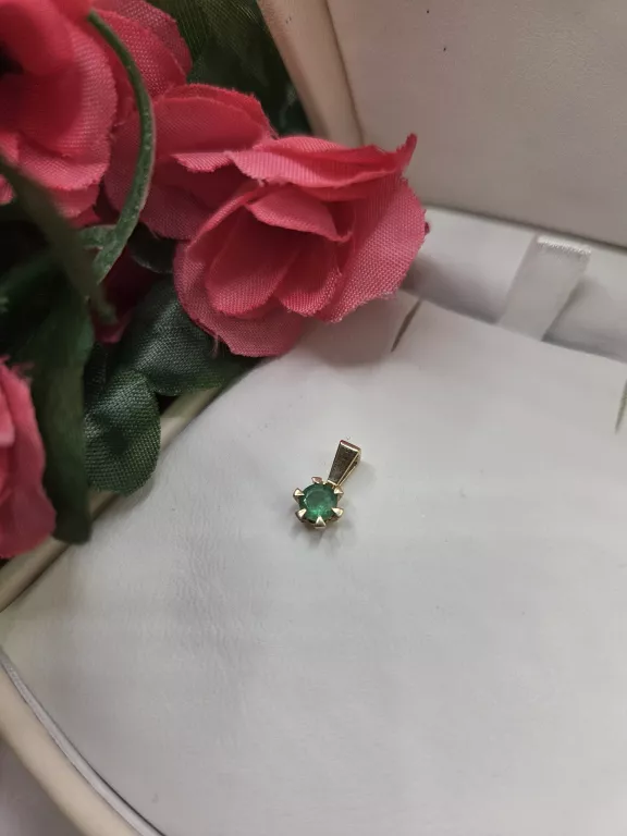 delikatna-zawieszka-z-zielonym-kamieniem-stan-11323-2