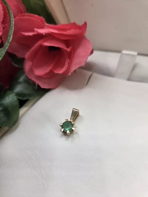 delikatna-zawieszka-z-zielonym-kamieniem-pilsudskiego-2a-tarnobrzeg