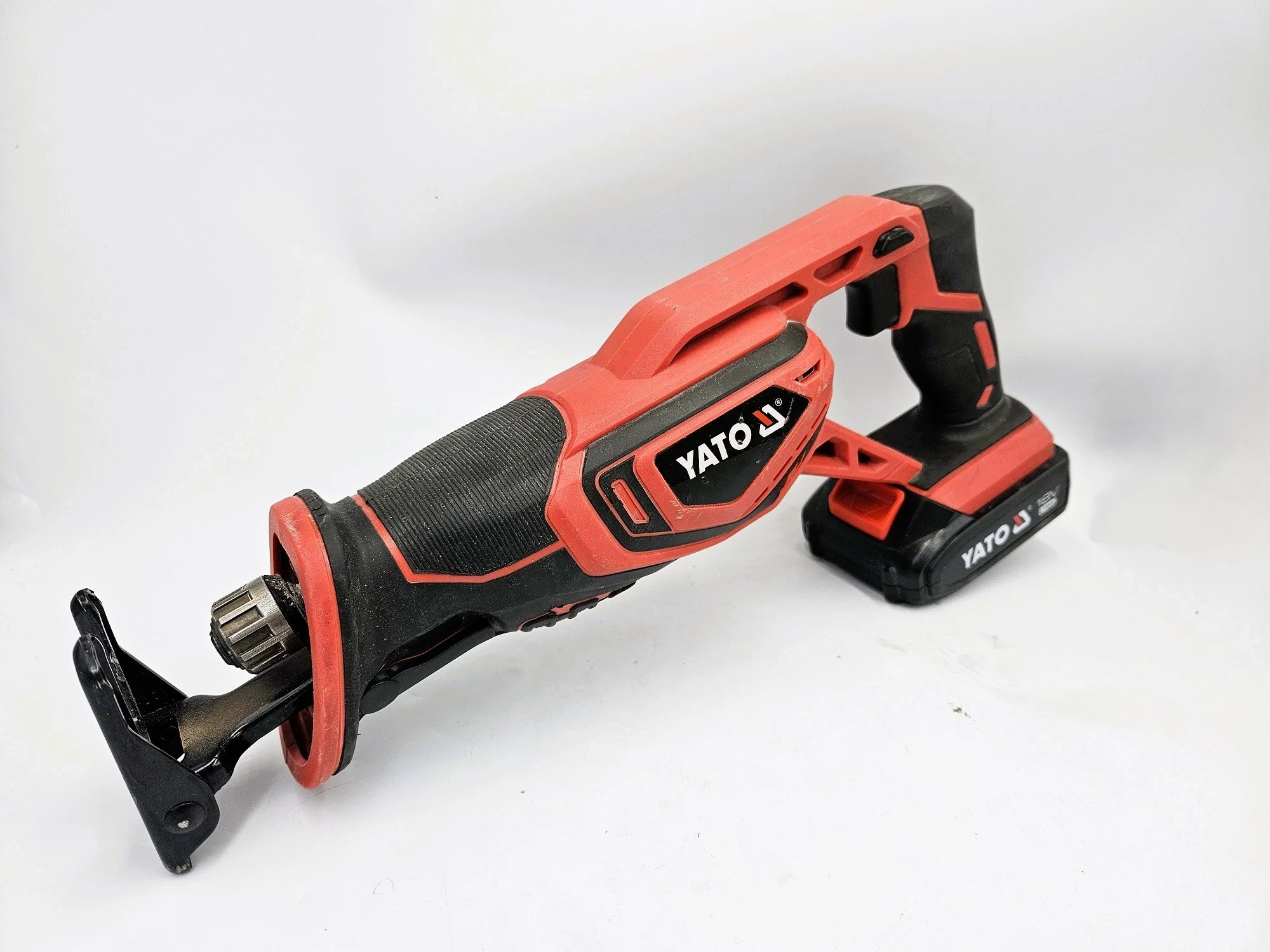 pila-szablasta-akumulatorowa-yato-yt-82815-aku-18v-20ah-seria-system-18v