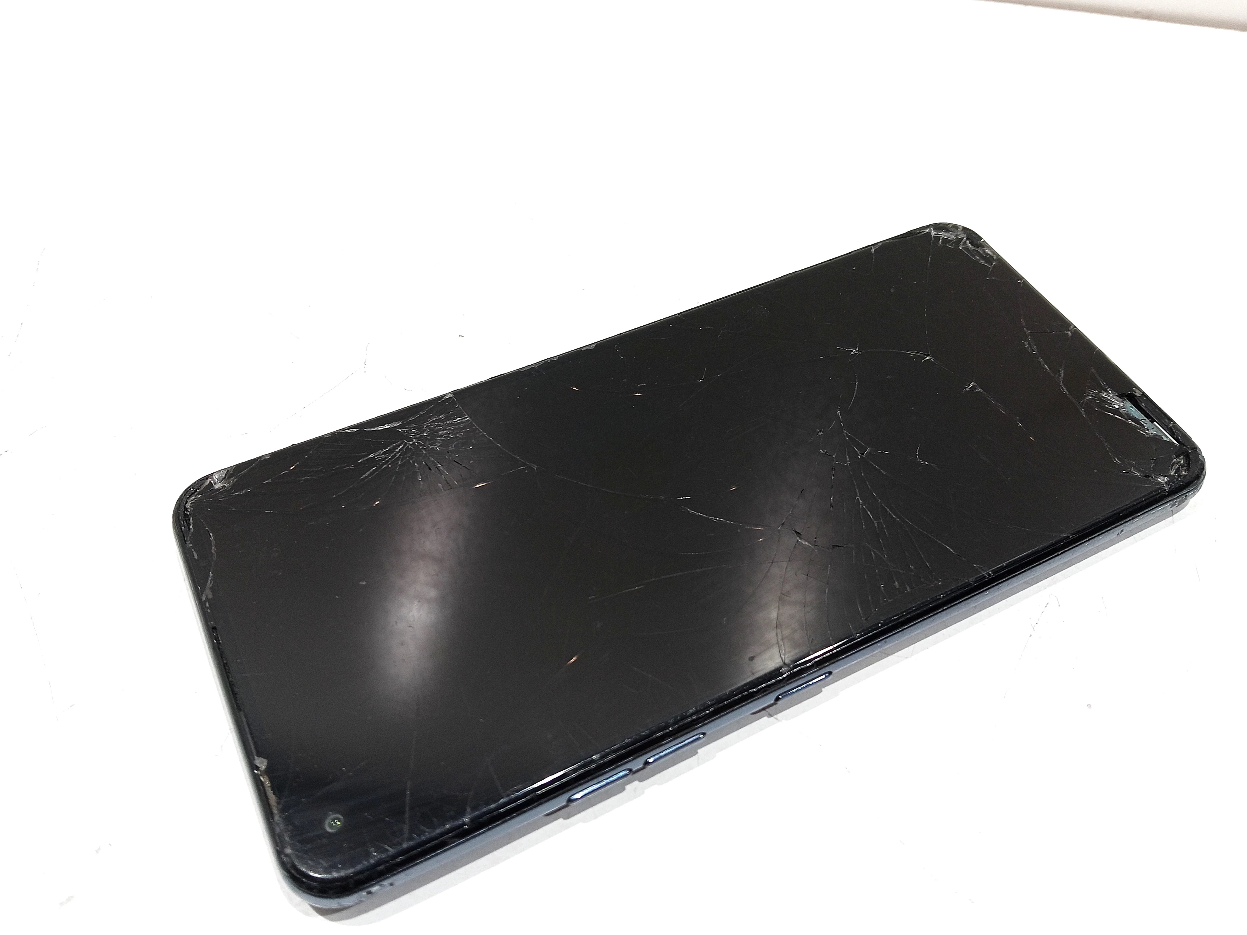 telefon-lg-k51s-mocno-popekany-ean-gtin-8806087046038