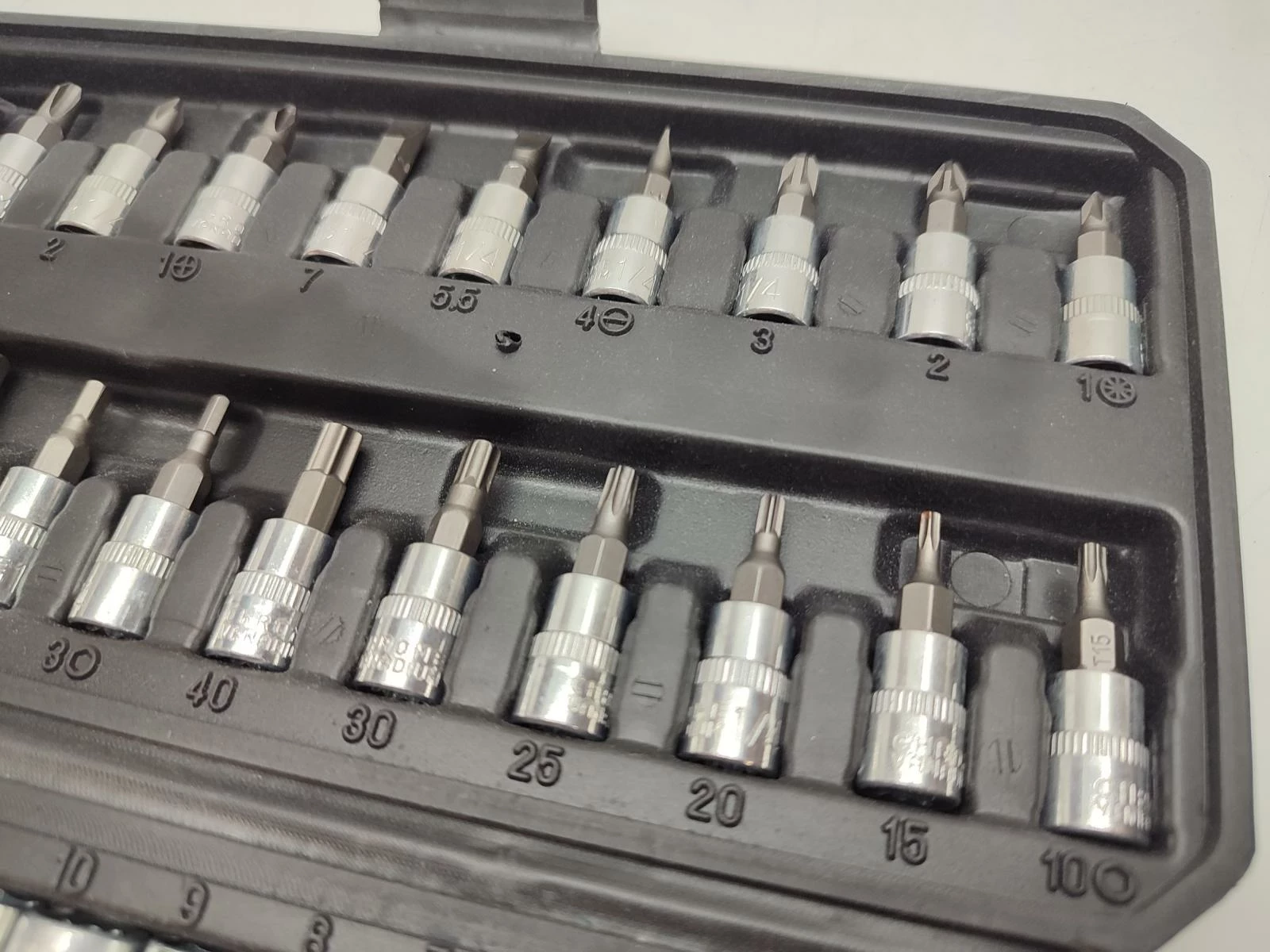 zestaw-kluczy-nasadowych-i-bitow-sigmatool-w-czarnej-walicze-liczba-elementow-w-zestawie-46