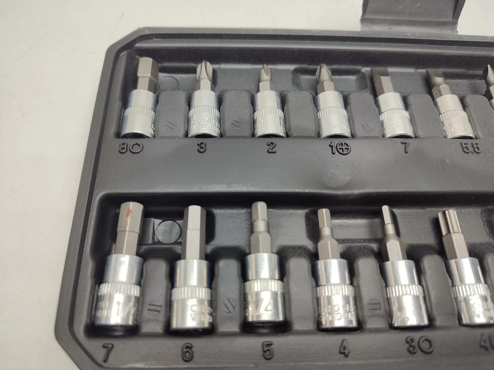 zestaw-kluczy-nasadowych-i-bitow-sigmatool-w-czarnej-walicze-kod-producenta-2462-5