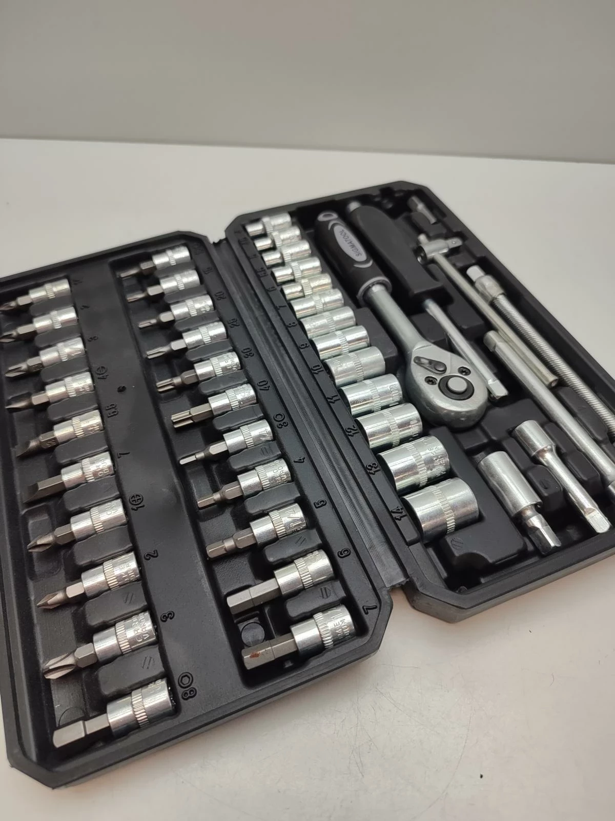 zestaw-kluczy-nasadowych-i-bitow-sigmatool-w-czarnej-walicze-marka-248811-958954