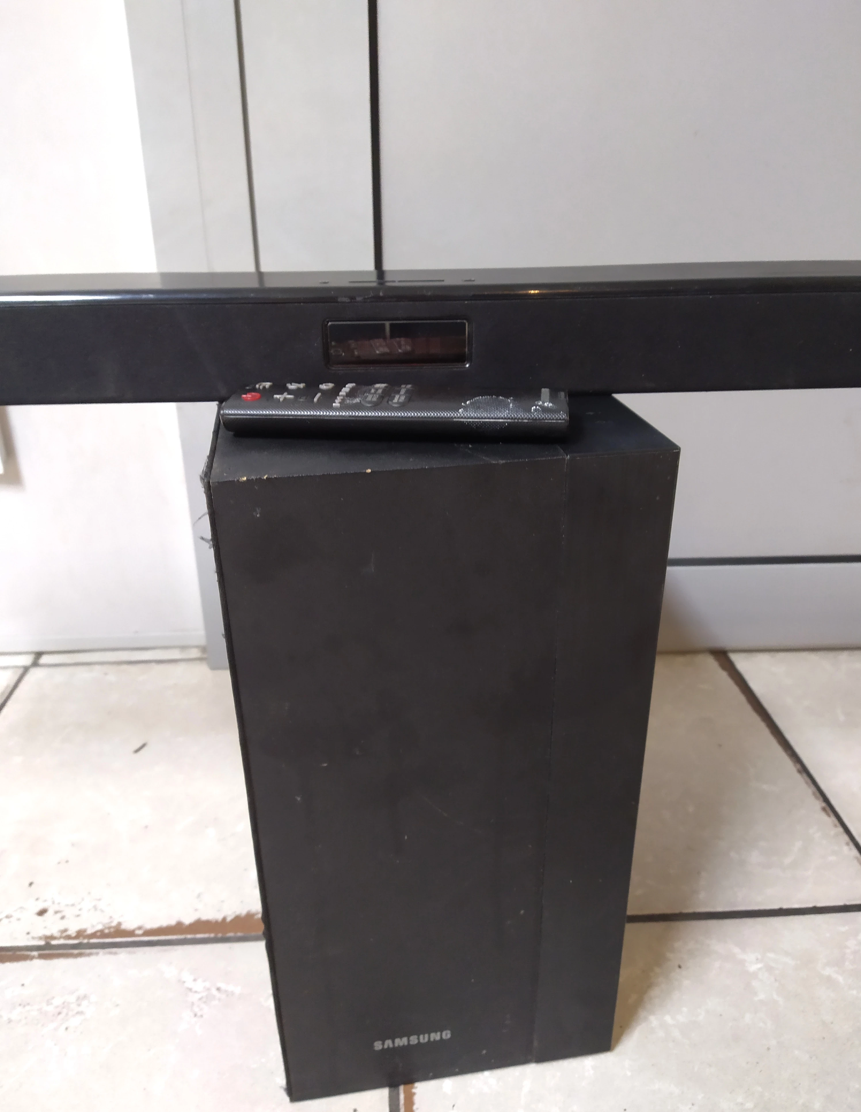 soundbar-samsung-hw-j450-okablowanie-pilot-moc-calkowita-300