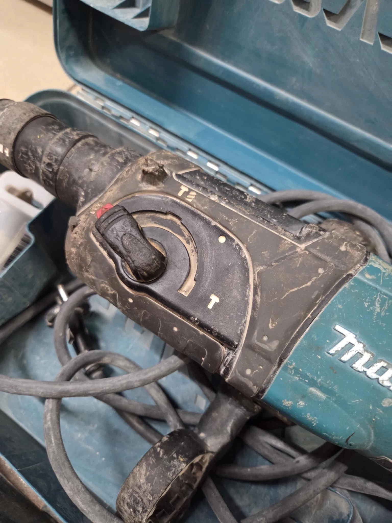 mlotowiertarka-makita-hr2470t-walizka-energia-udaru-270