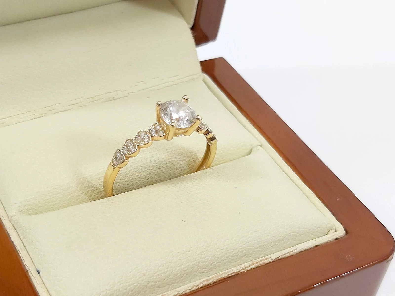 zdumiewajacy-zloty-pierscionek-proby-585-rozmiar-15-kamienie-221-128