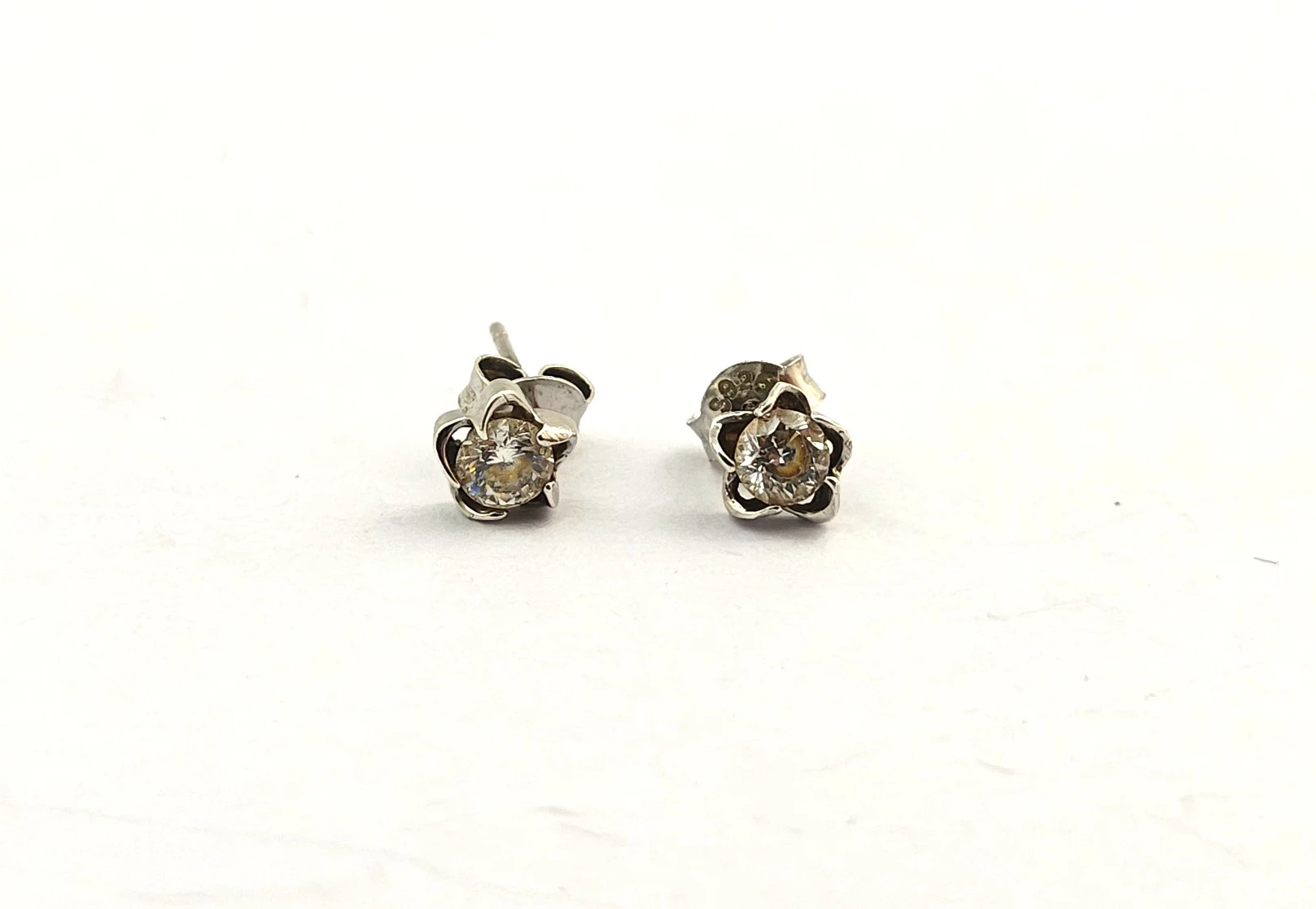 srebrne-kolczyki-drobne-cyrkonia-kwiatek-925-087g-1-go-maja-11a-libiaz