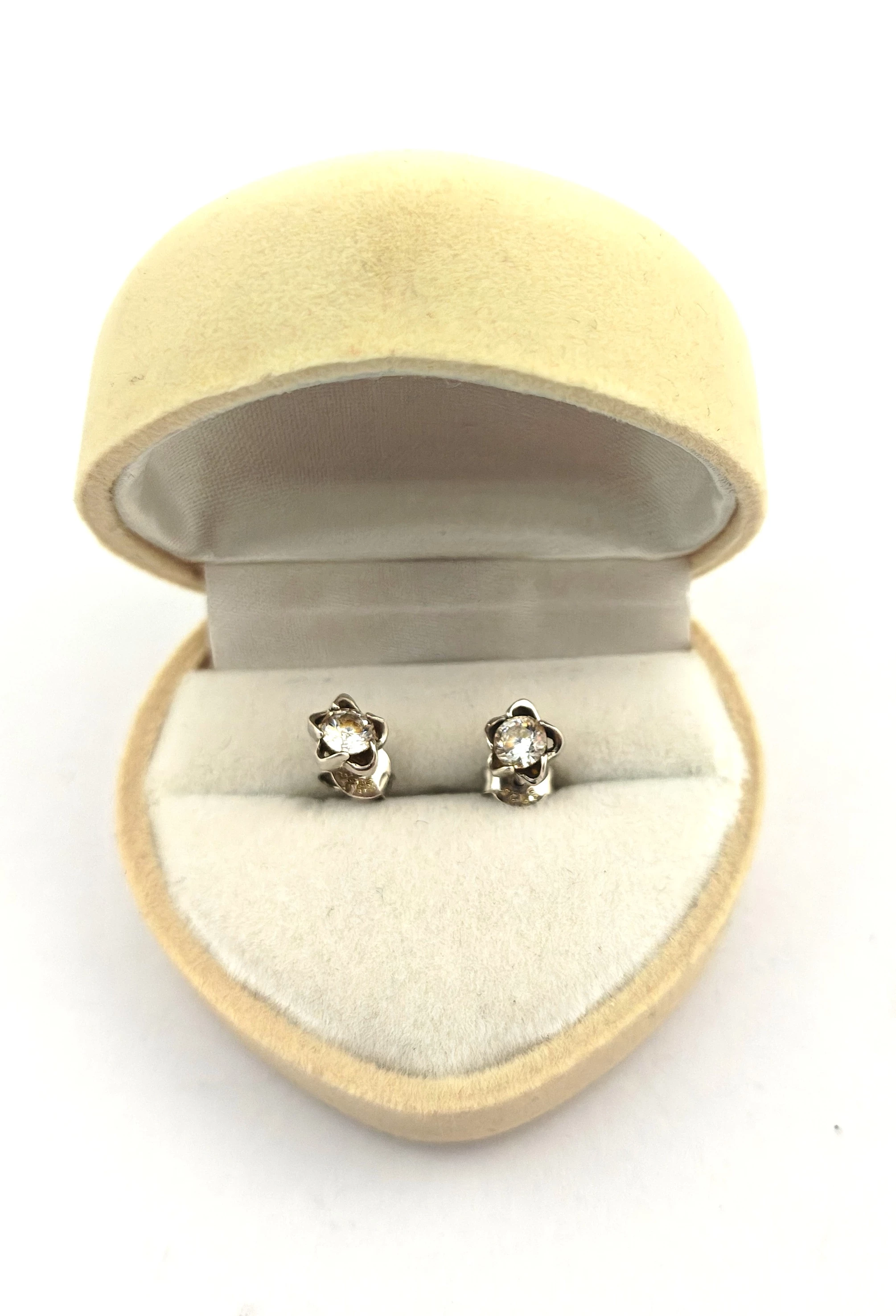 srebrne-kolczyki-drobne-cyrkonia-kwiatek-925-087g-ean-gtin-5905220413584