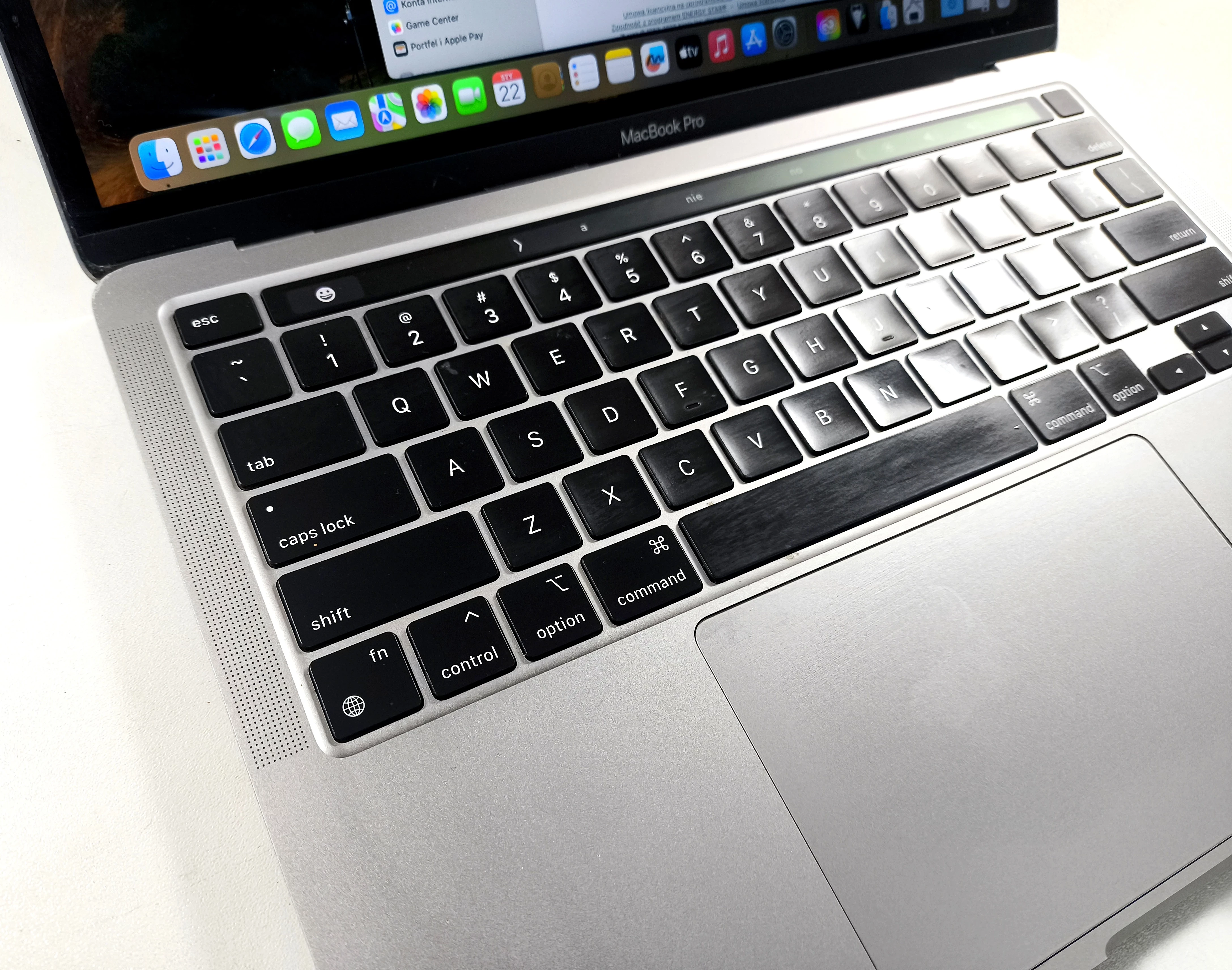 apple-macbook-pro-13-2020-m1-a2338-kod-producenta-macbook-pro-13-2020-myda2lla-a2338