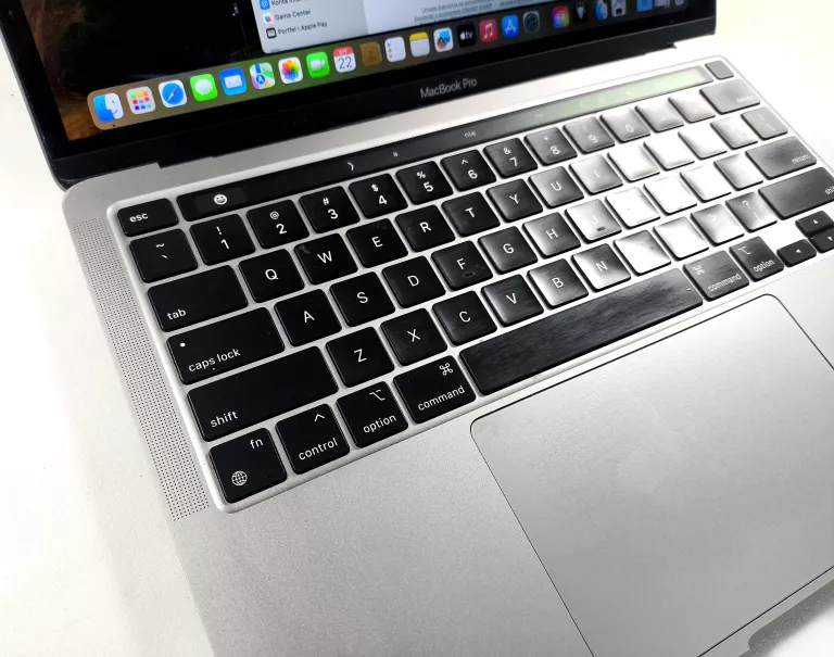 apple-macbook-pro-13-2020-m1-a2338-kod-producenta-macbook-pro-13-2020-myda2lla-a2338