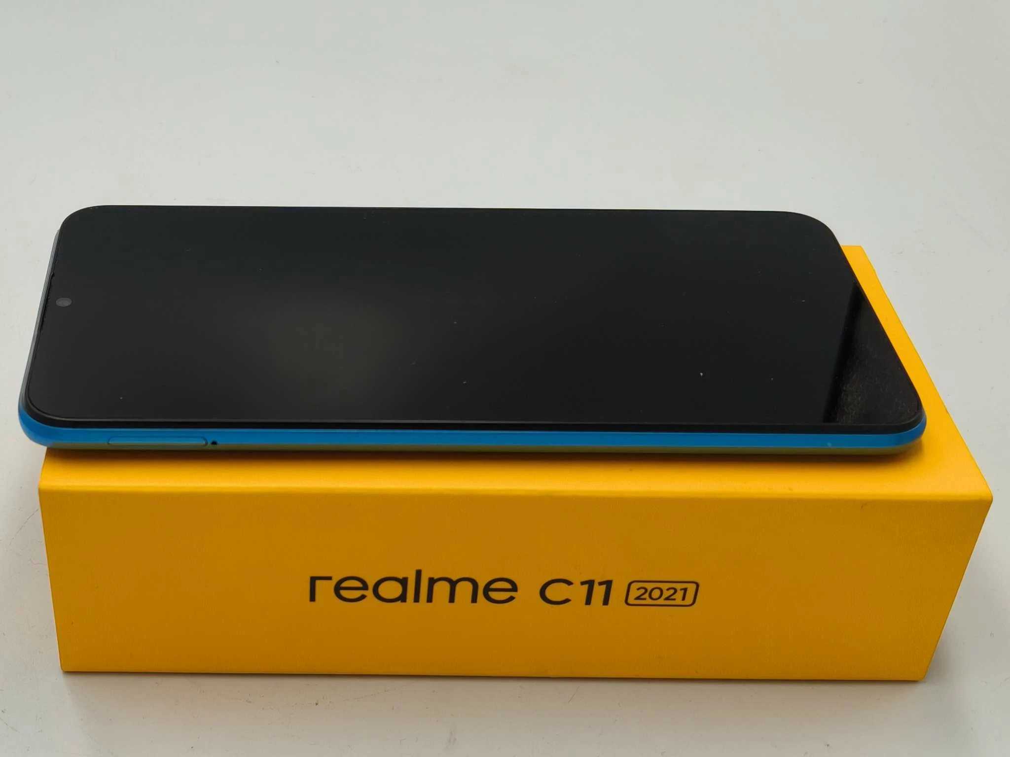telefon-realme-c11-2021-322-gb-pudelko-przekatna-ekranu-650