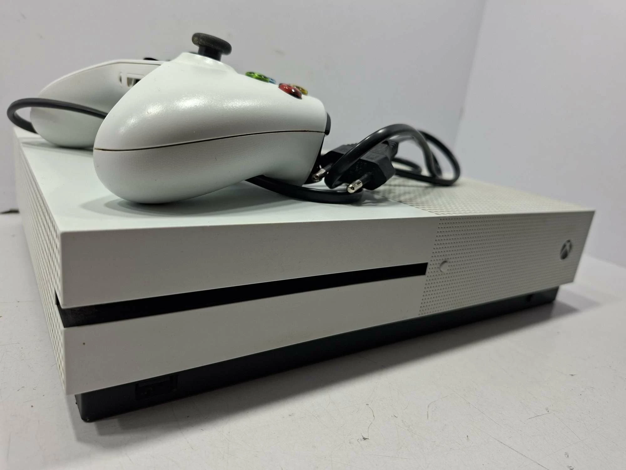 konsola-xbox-one-s-1-tb-1-pad-stan-11323-2