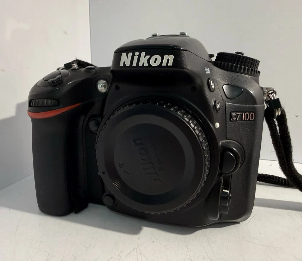 lustrzanka-nikon-d7100-korpus-obiektyw-torba-rozdzielczosc-2410
