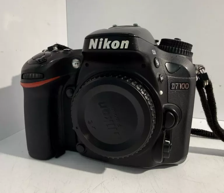 lustrzanka-nikon-d7100-korpus-obiektyw-torba-rozdzielczosc-2410