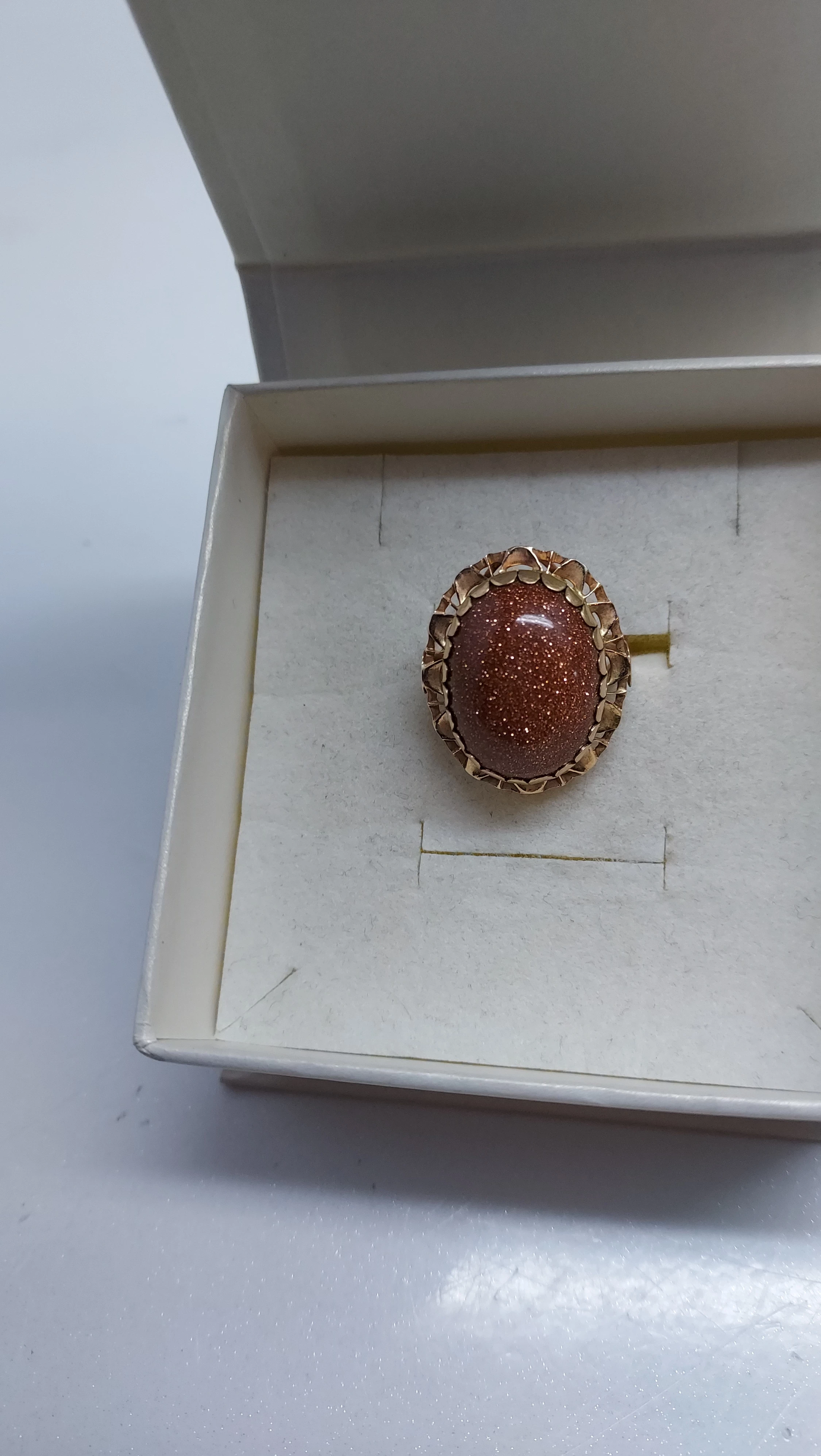 piekny-uzywany-piersconek-z-piaskiem-pustyni-704585-material-15835-2