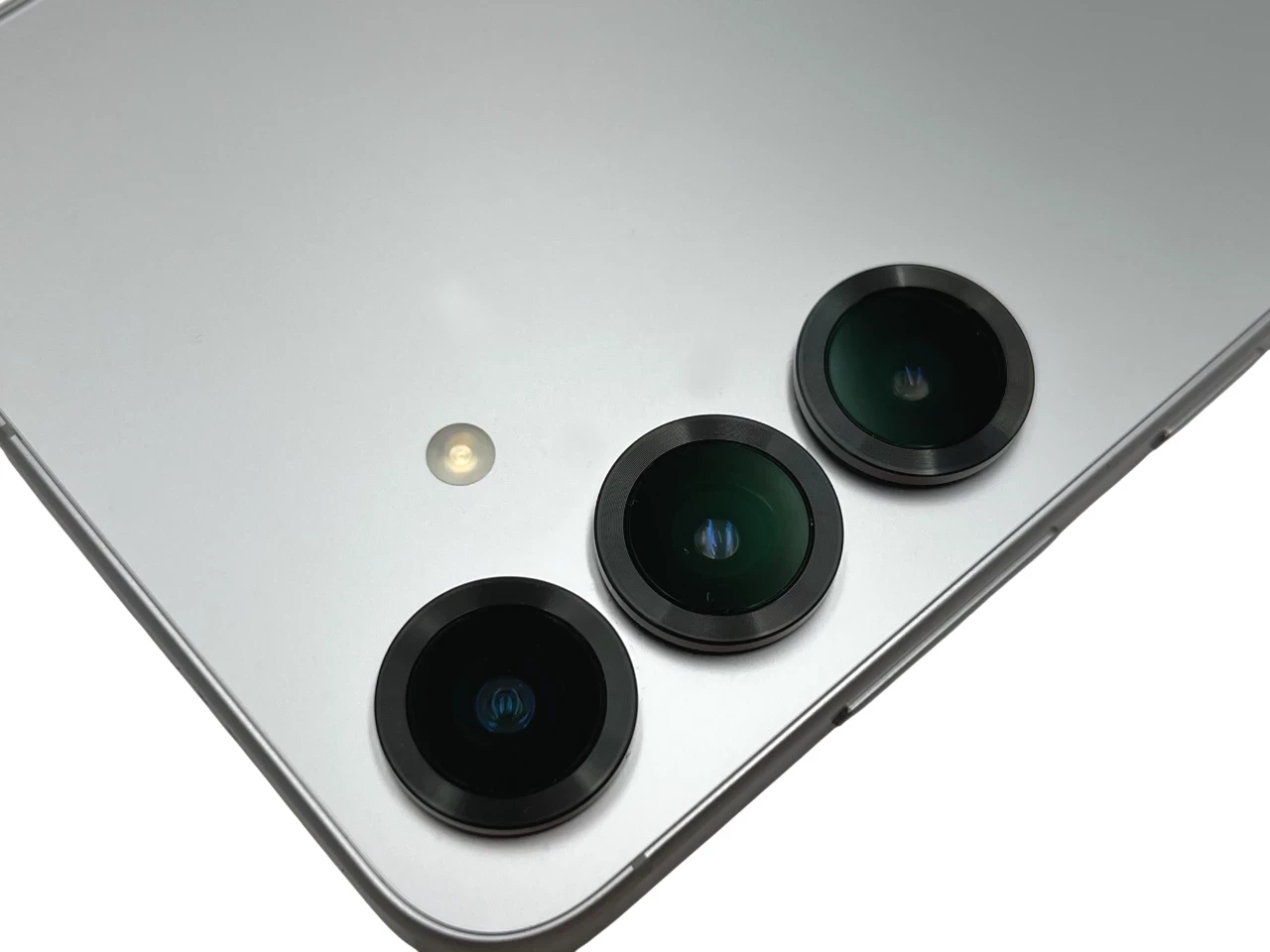 telefon-samsung-galaxy-s25-5g-12256gb-67-120hz-4900mah-opis-wbudowana-pamiec-202869-214185