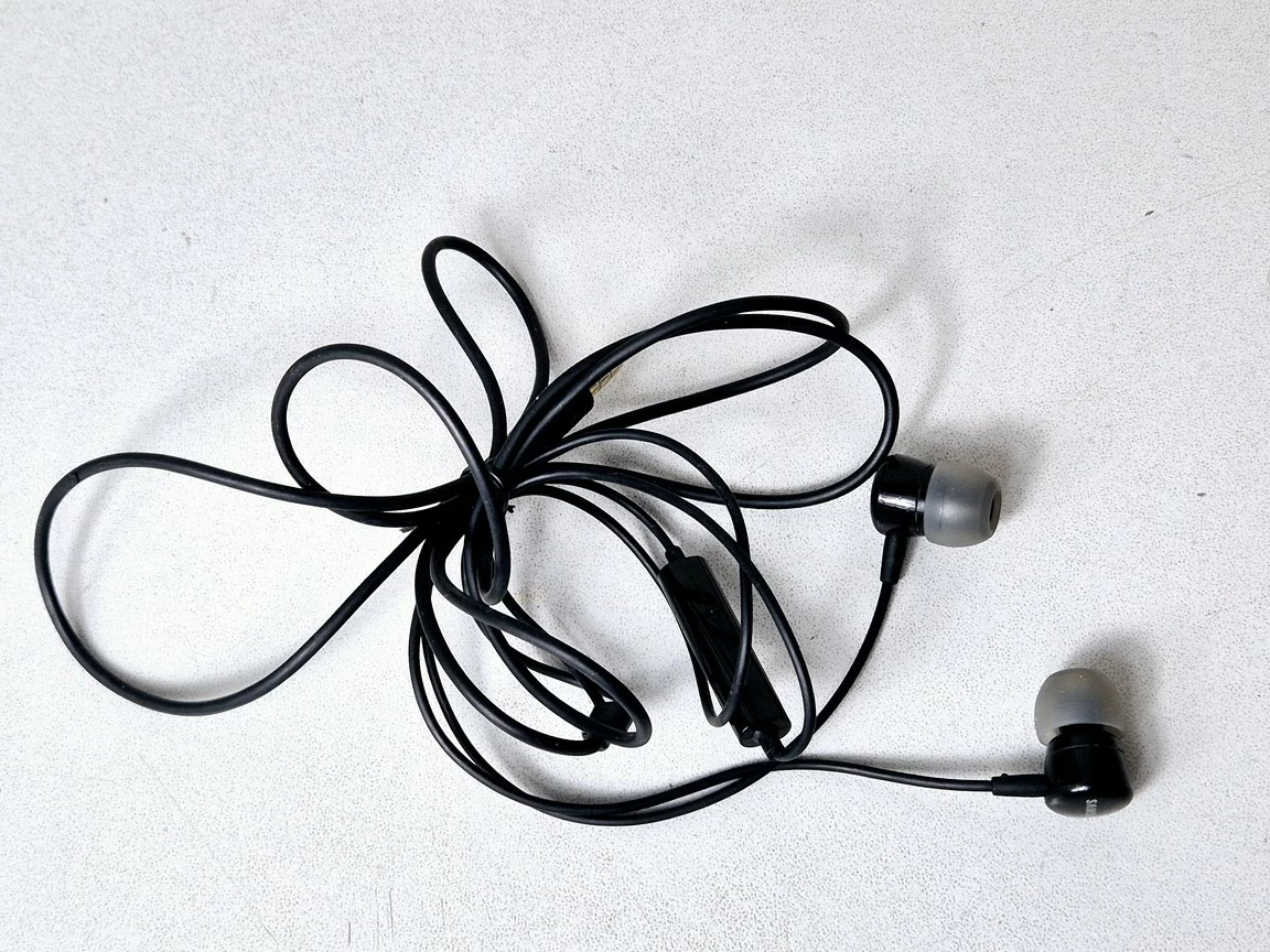 sluchawki-samsung-na-kablu-douszne-sliczna-54-sj-wroclaw