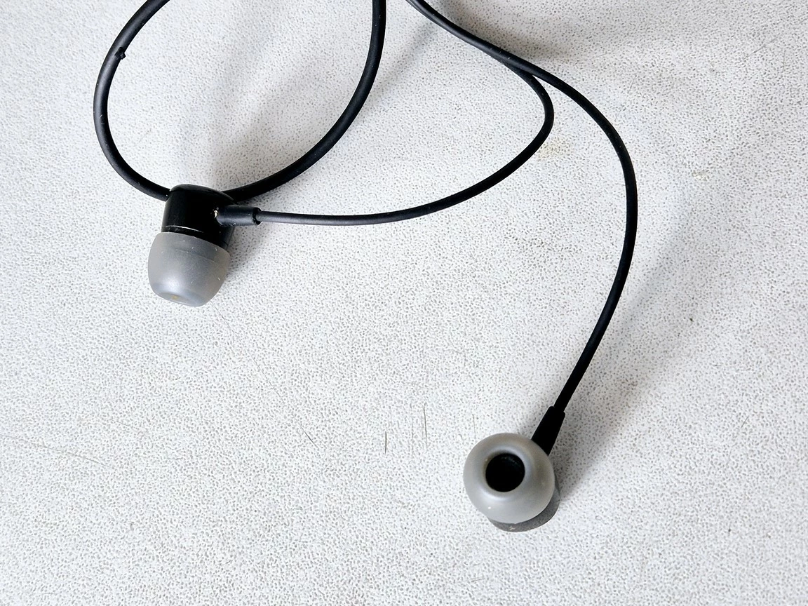 sluchawki-samsung-na-kablu-douszne-kolor-dominujacy-129357-3