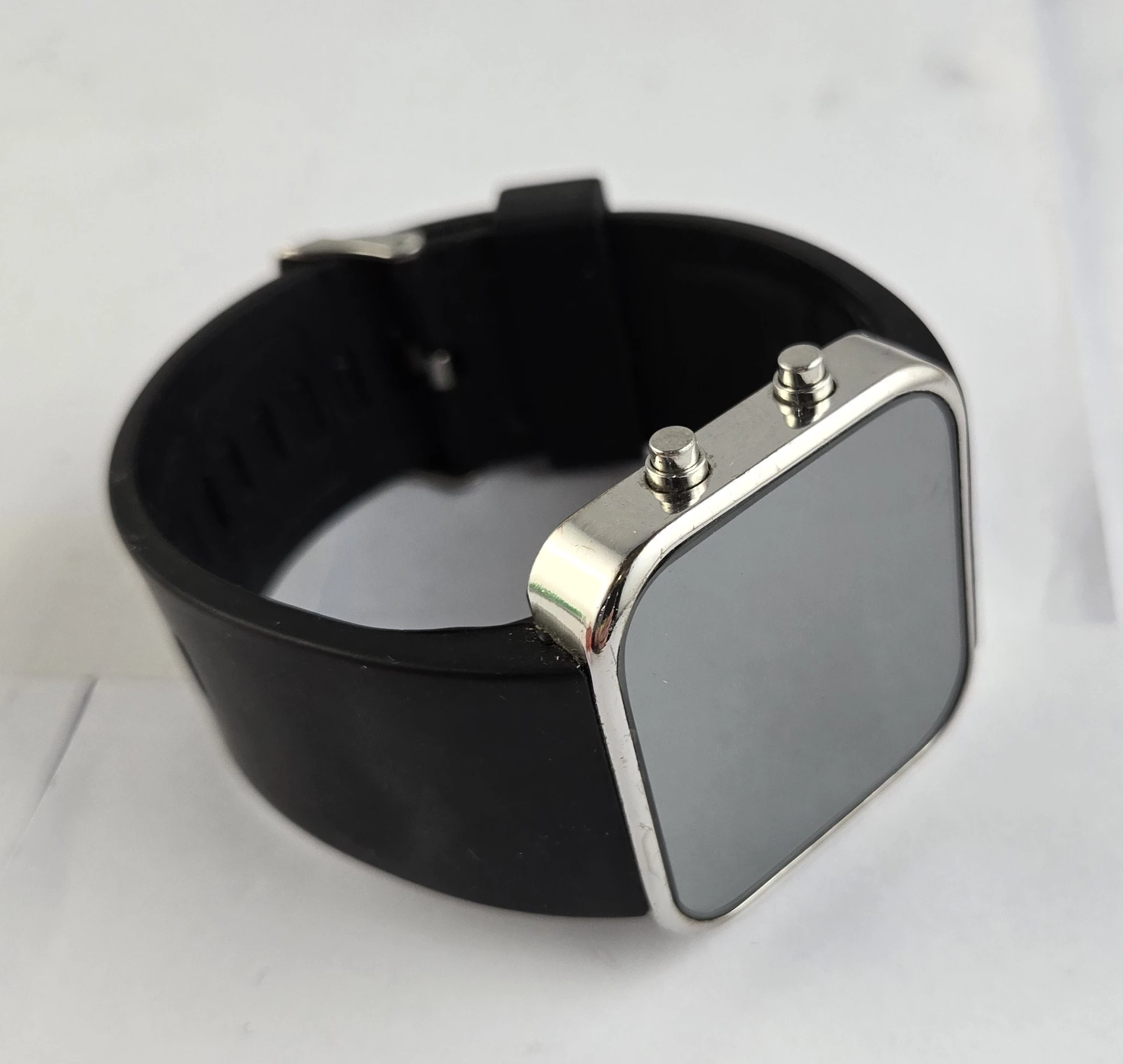 zegarek-avon-elektorniczny-material-paska-129219-225910