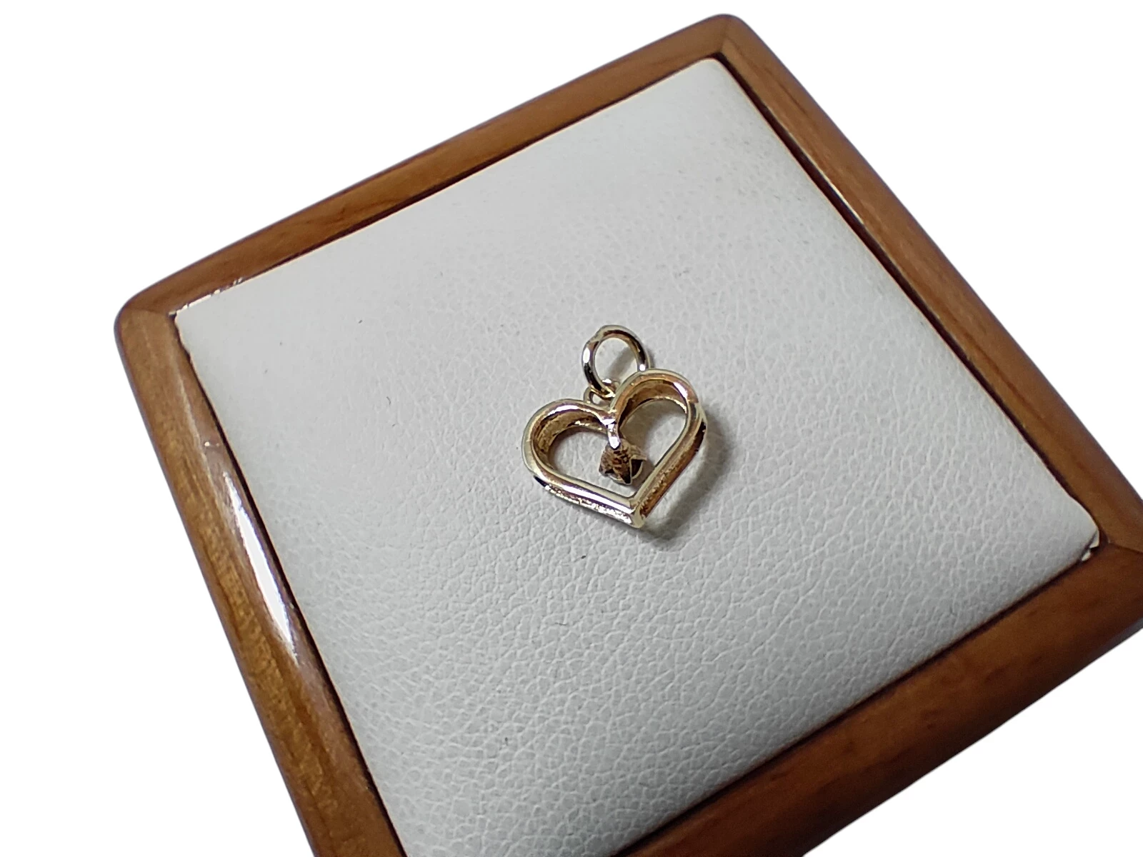 piekna-zlota-zawieszka-585057g-material-15835-2