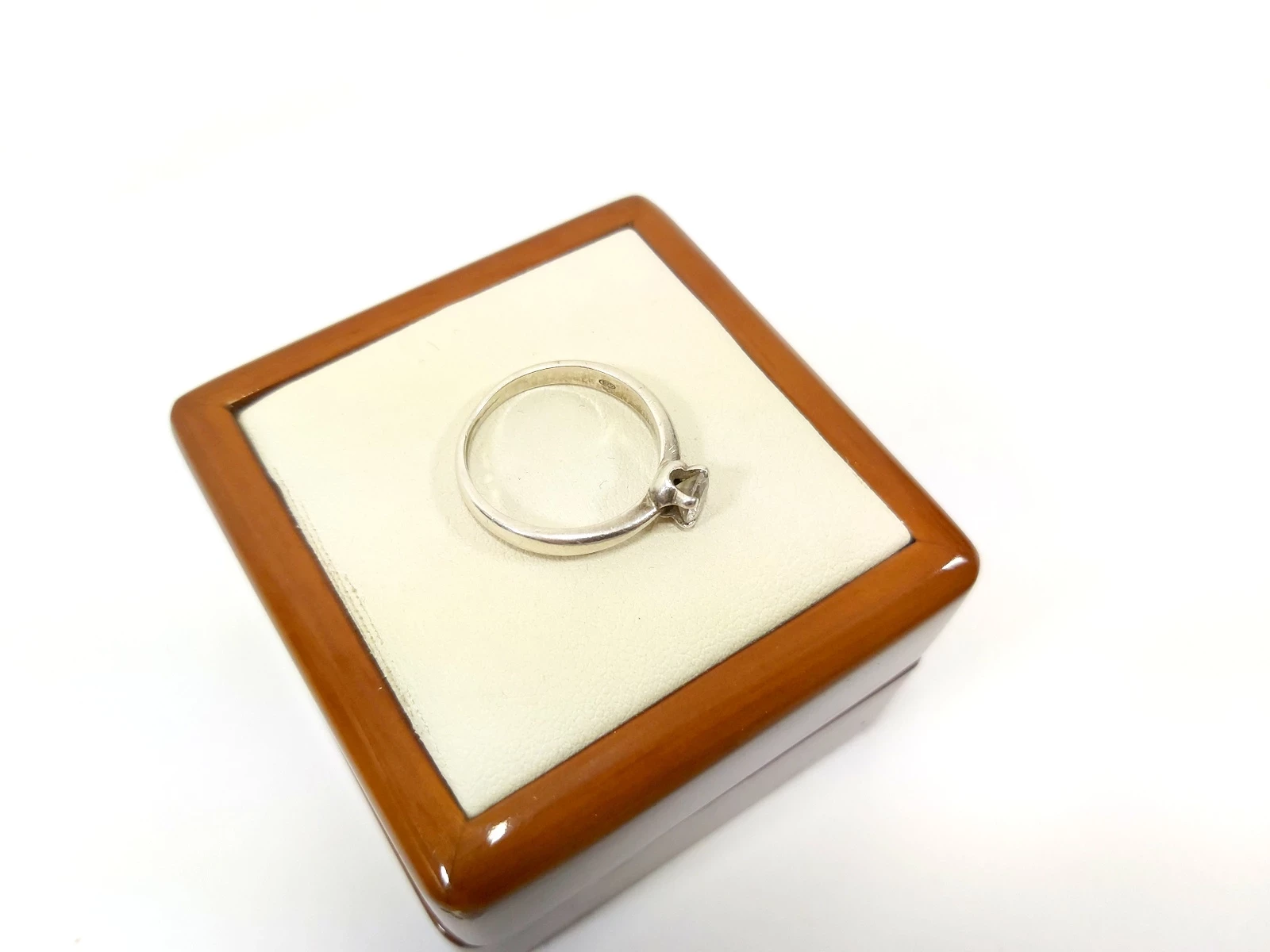 cudowny-srebrny-pierscionek-proby-925-rozmiar-16-kamienie-221-128