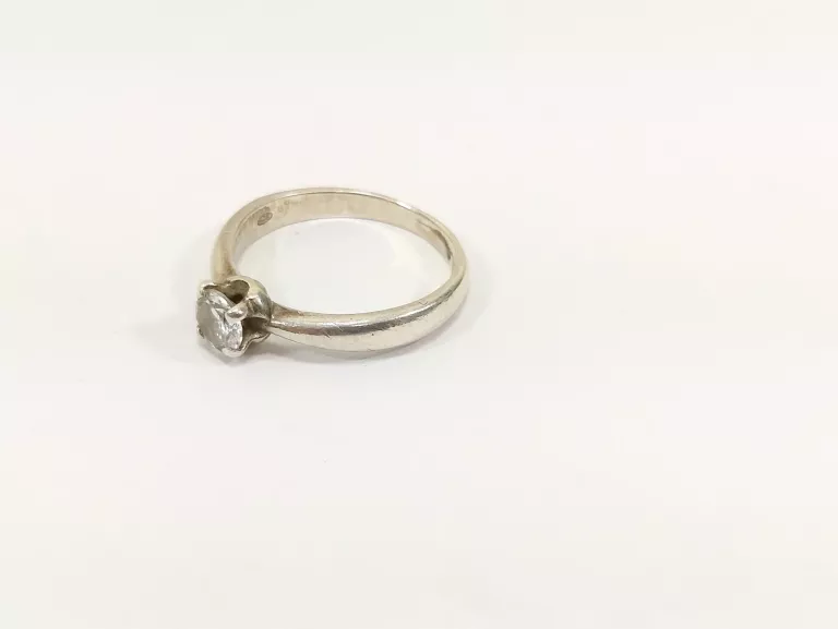 cudowny-srebrny-pierscionek-proby-925-rozmiar-16-kamienie-221-128