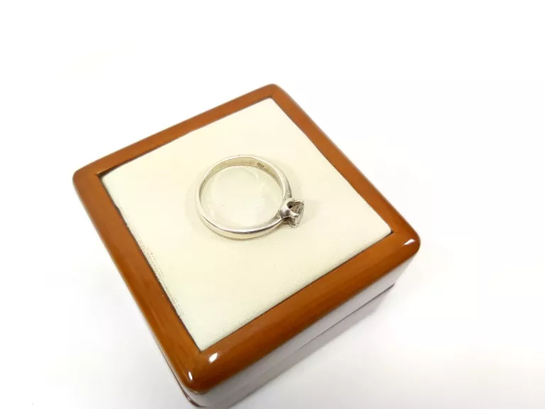 cudowny-srebrny-pierscionek-proby-925-rozmiar-16-kamienie-221-128