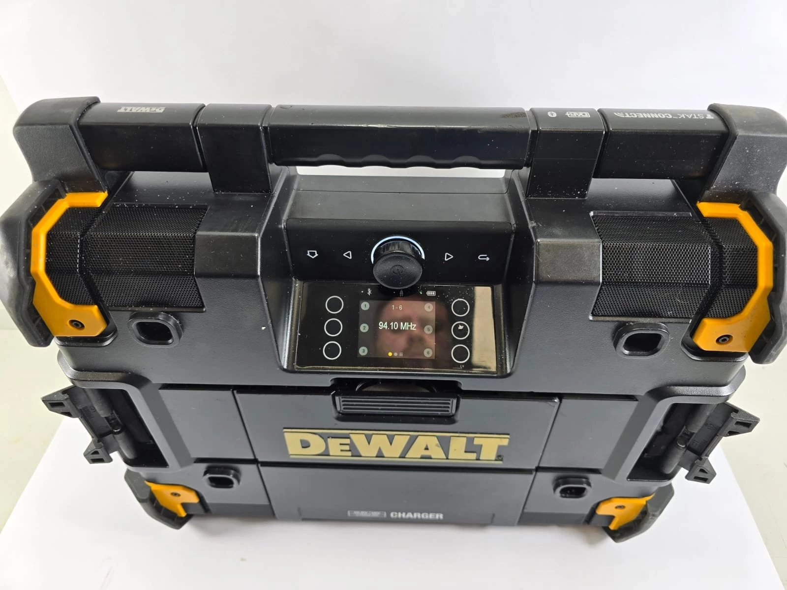 dewalt-dwst1-81078-radio-budowlane-bluetooth-stan-11323-2