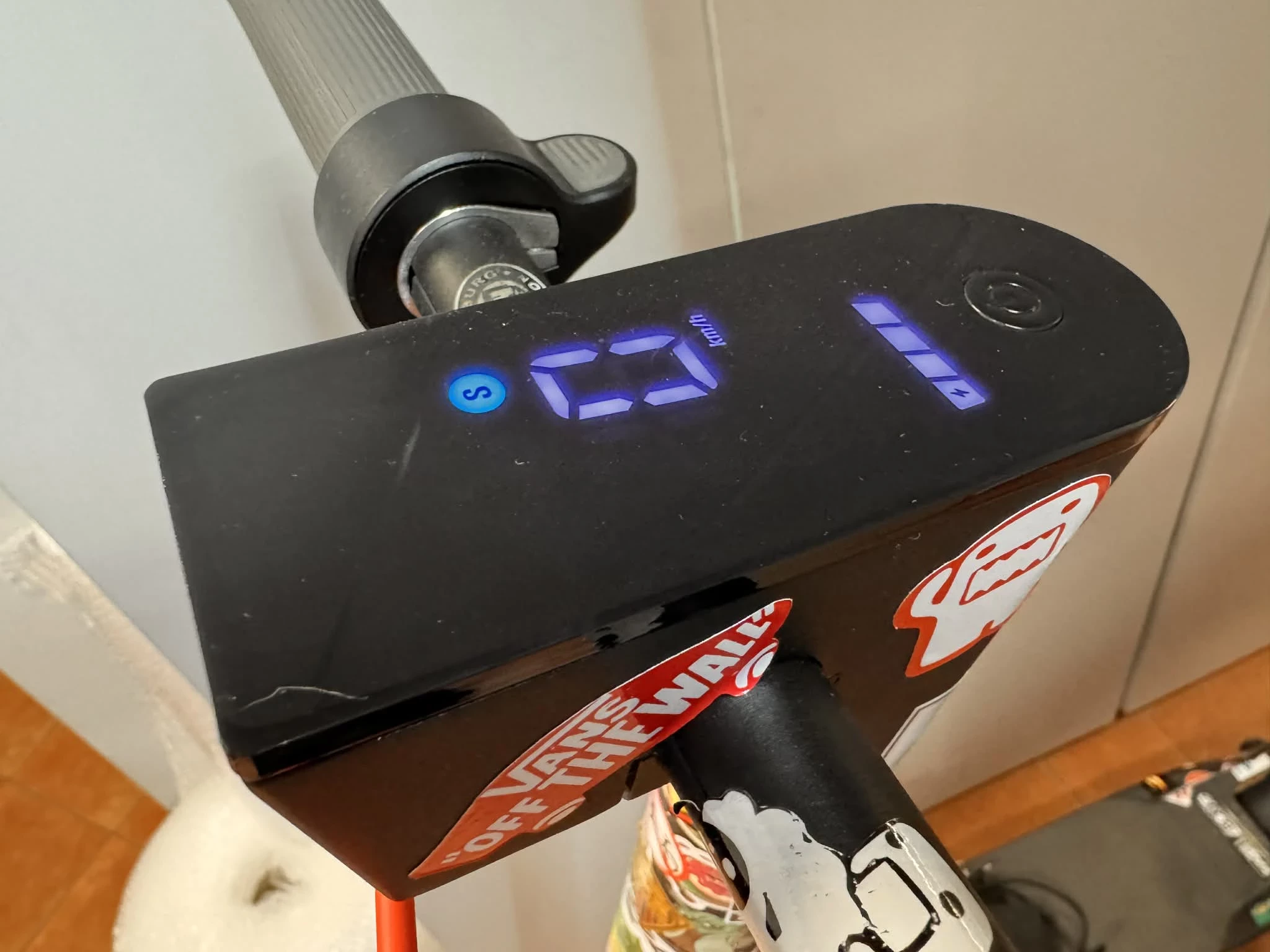 hulajnoga-xiaomi-scooter-4-lite-2-gen-lad-moc-silnika-30000