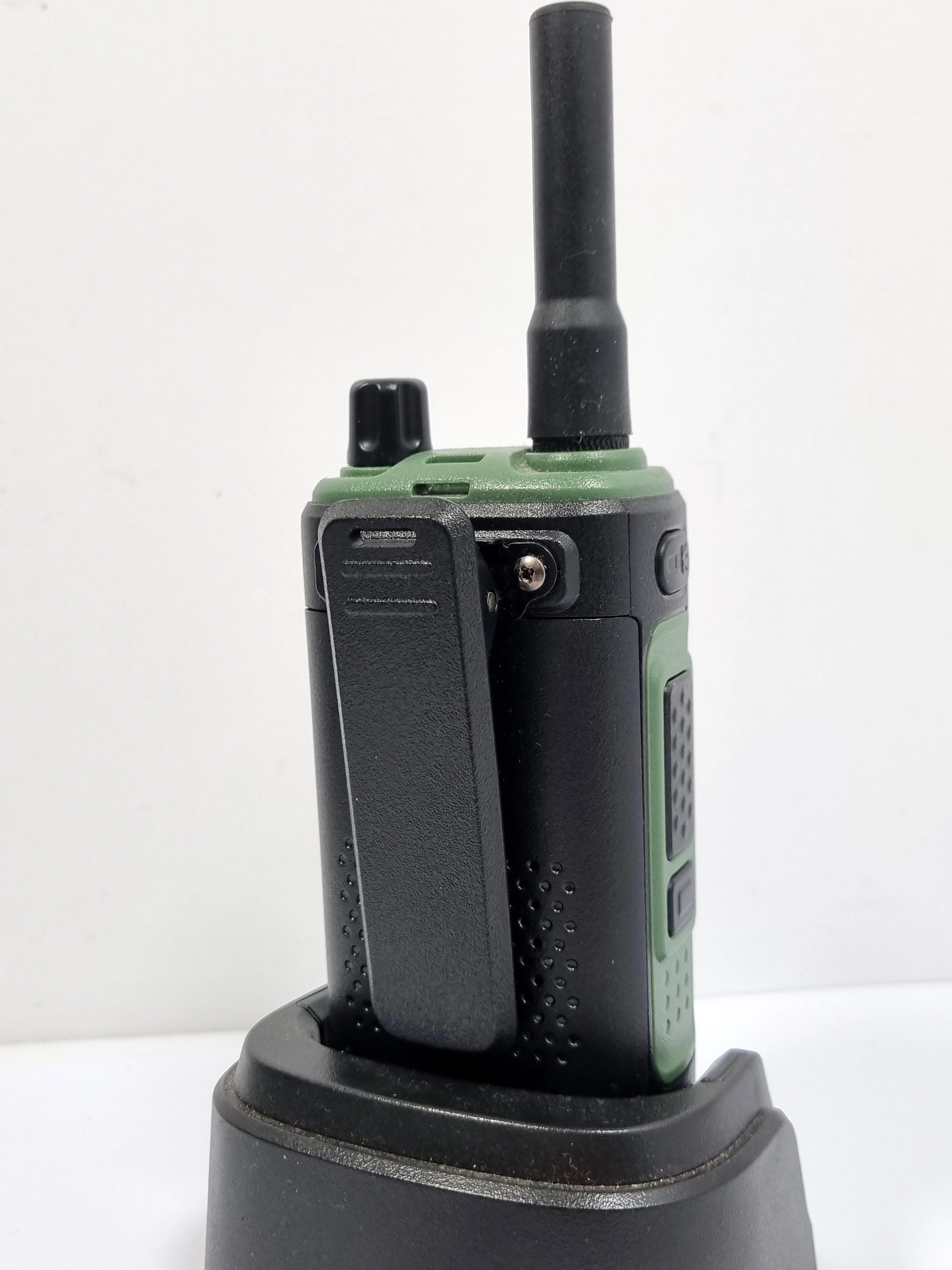 krotkofalowka-baofeng-ze-stacja-ladowania-stan-11323-2