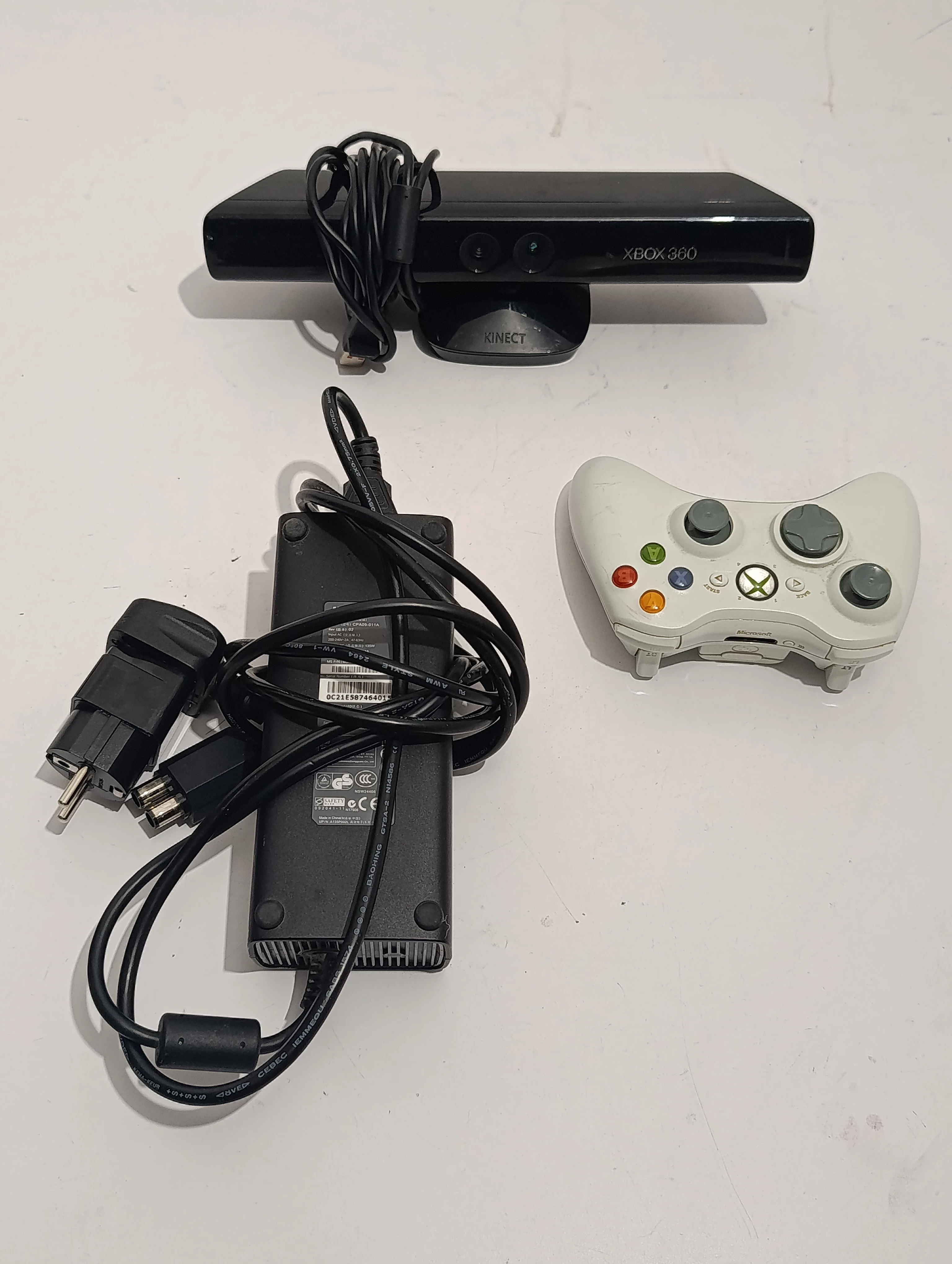 konsola-microsoft-xbox-360-s-model-1439-4-gb-zestaw-stan-11323-2