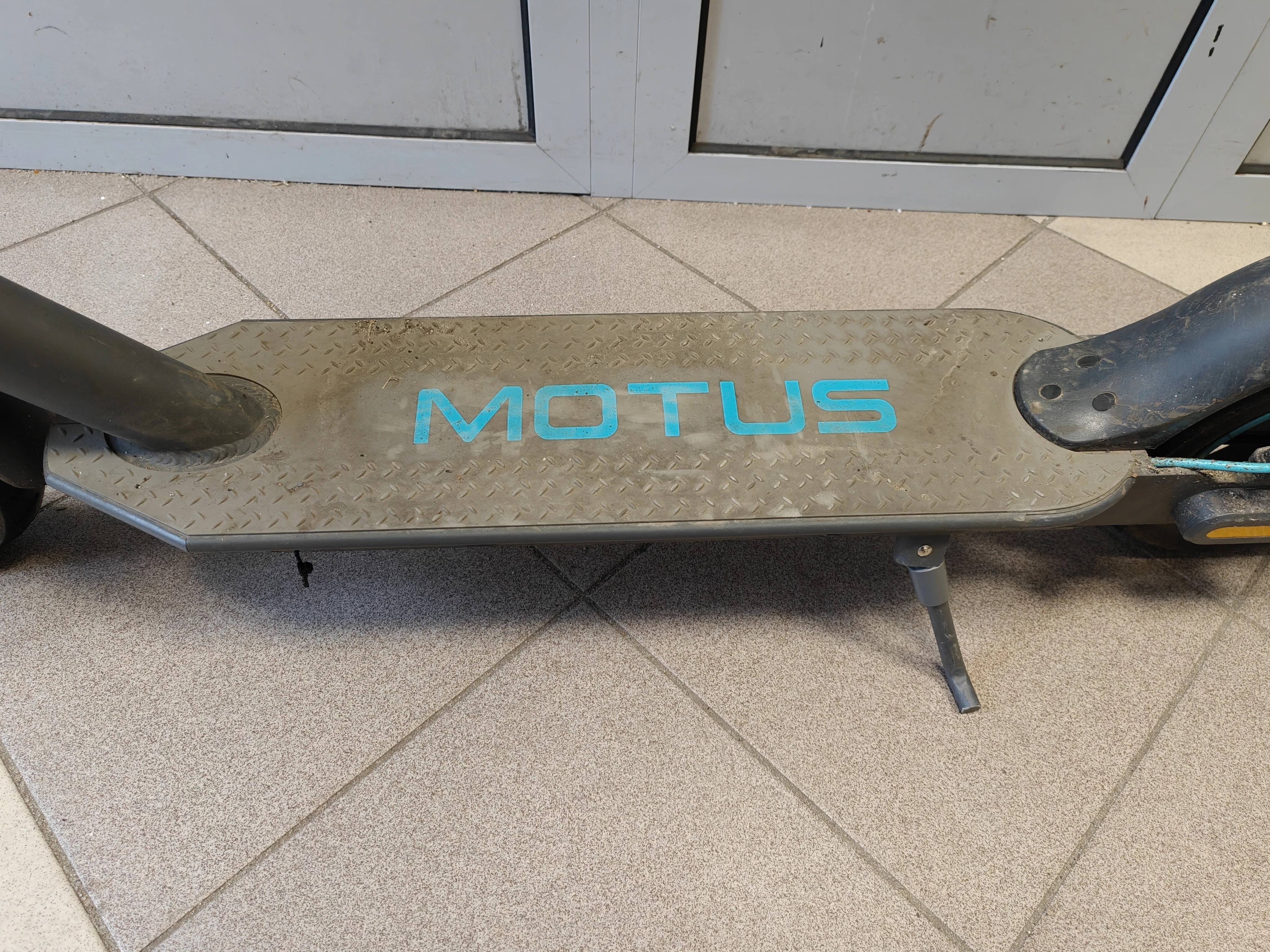 hulajnoga-elektryczna-motus-scooty-10-lite-gen5-350w-7800-mah-36v-20km-predkosc-maksymalna-2000