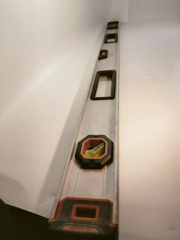 poziomica-1m-magnusson-plac-wolnosci-5-grojec