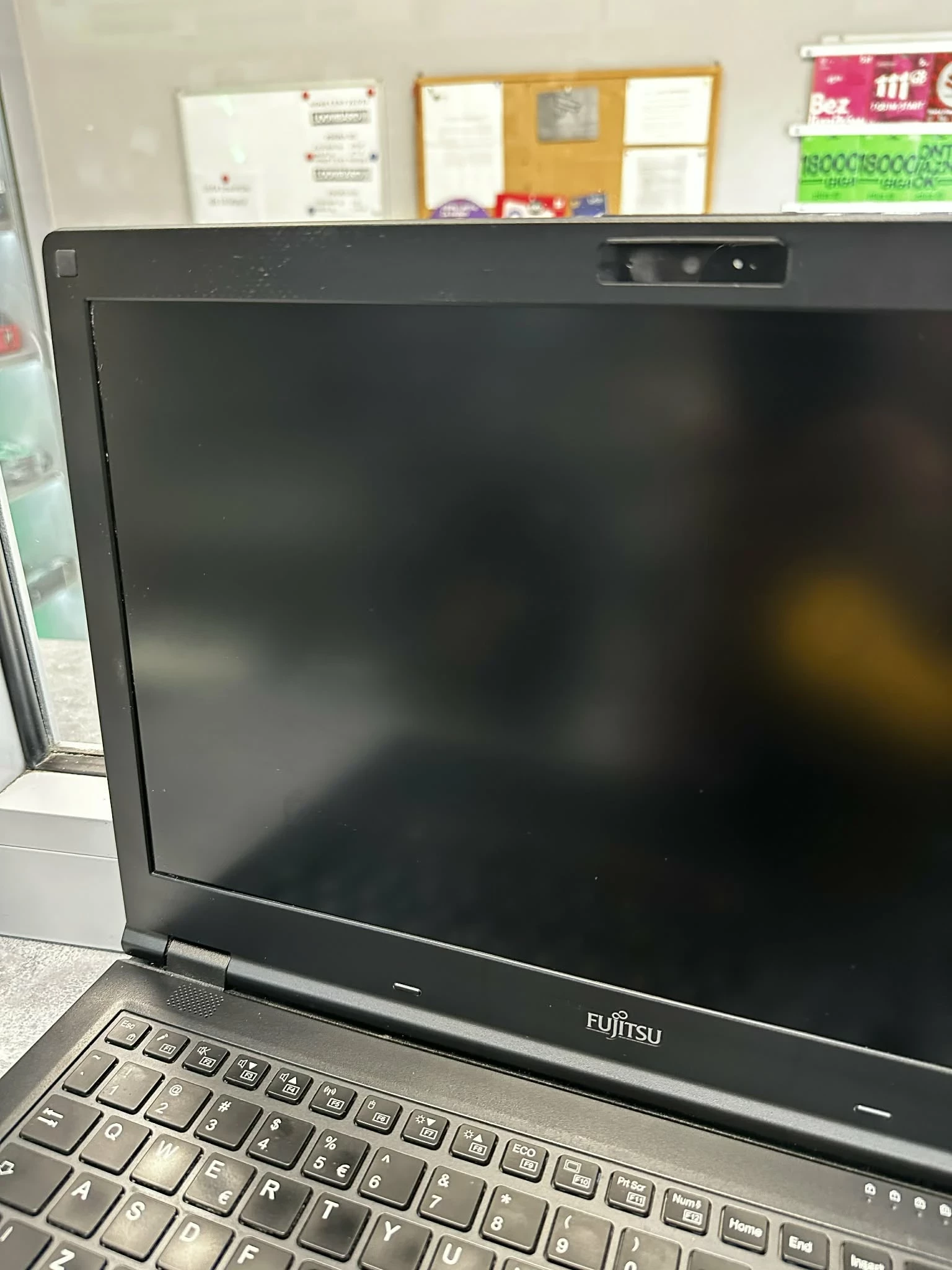 laptop-fujitsu-lifebook-e-series-16512-gb-i5-win-11-pro-uhd-620-lad-przekatna-ekranu-1560