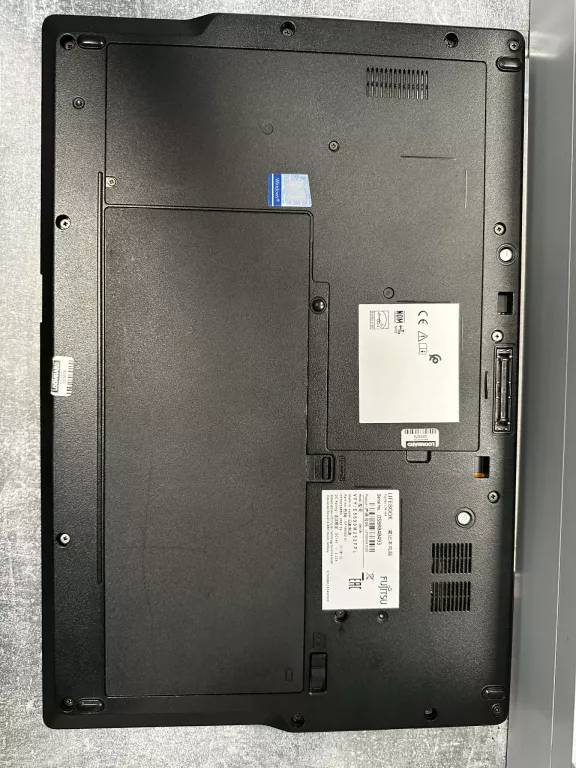 laptop-fujitsu-lifebook-e-series-16512-gb-i5-win-11-pro-uhd-620-lad-liczba-rdzeni-procesora-4329-3
