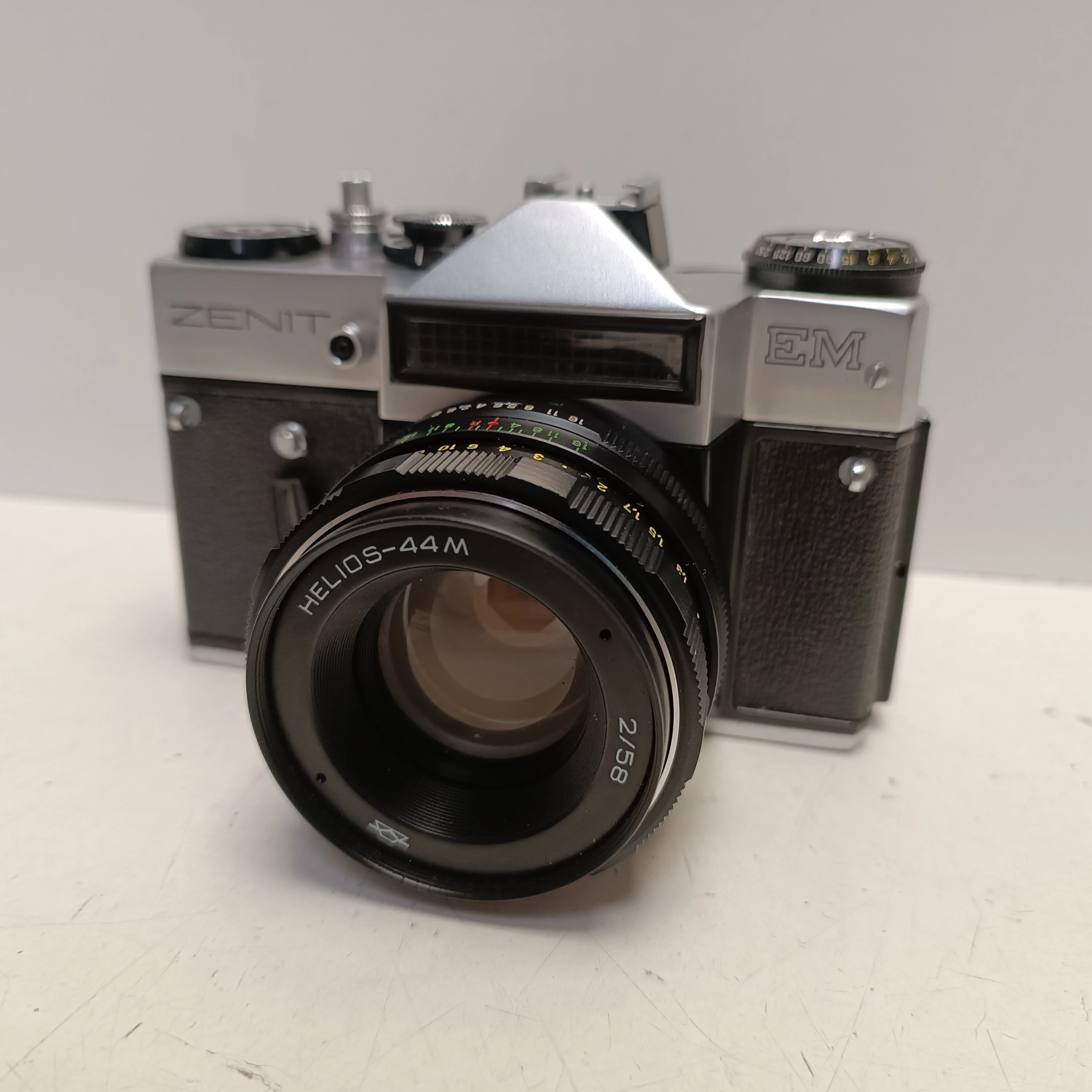 aparat-fotograficzny-zenit-em-z-obiektywem-helios-44m-stan-11323-253798