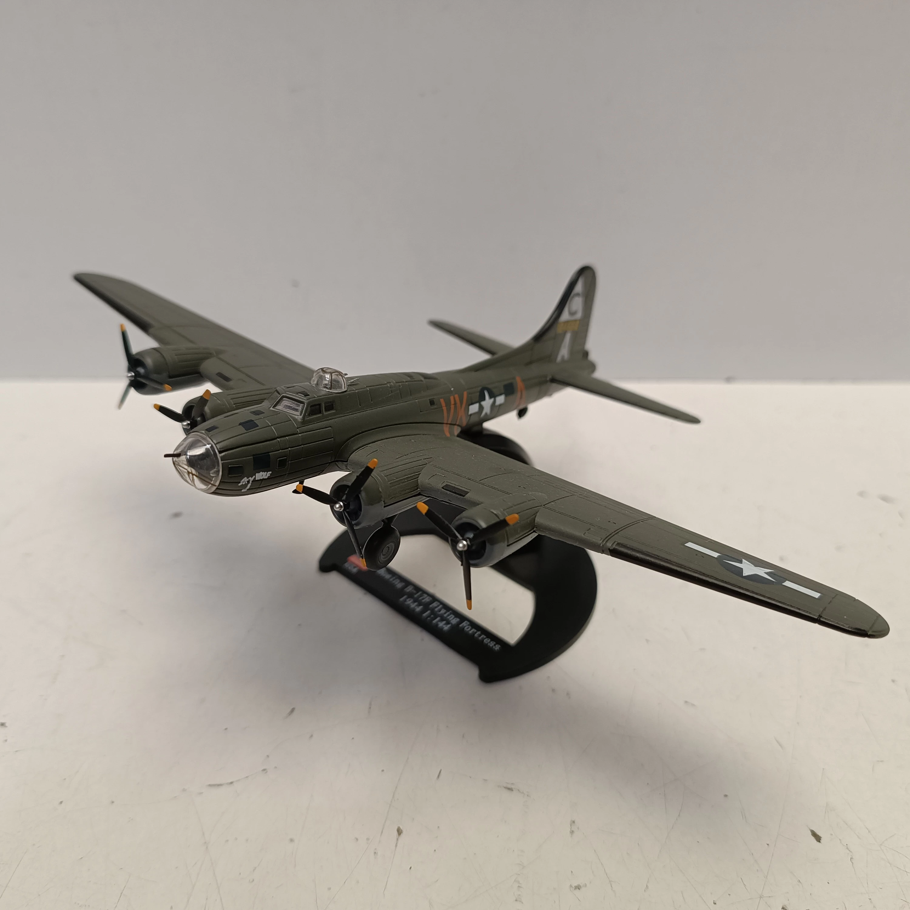 1144-wwii-boeing-b-17f-flying-fortress-bomber-model-diecast-military-coll-skala-250376-1887474