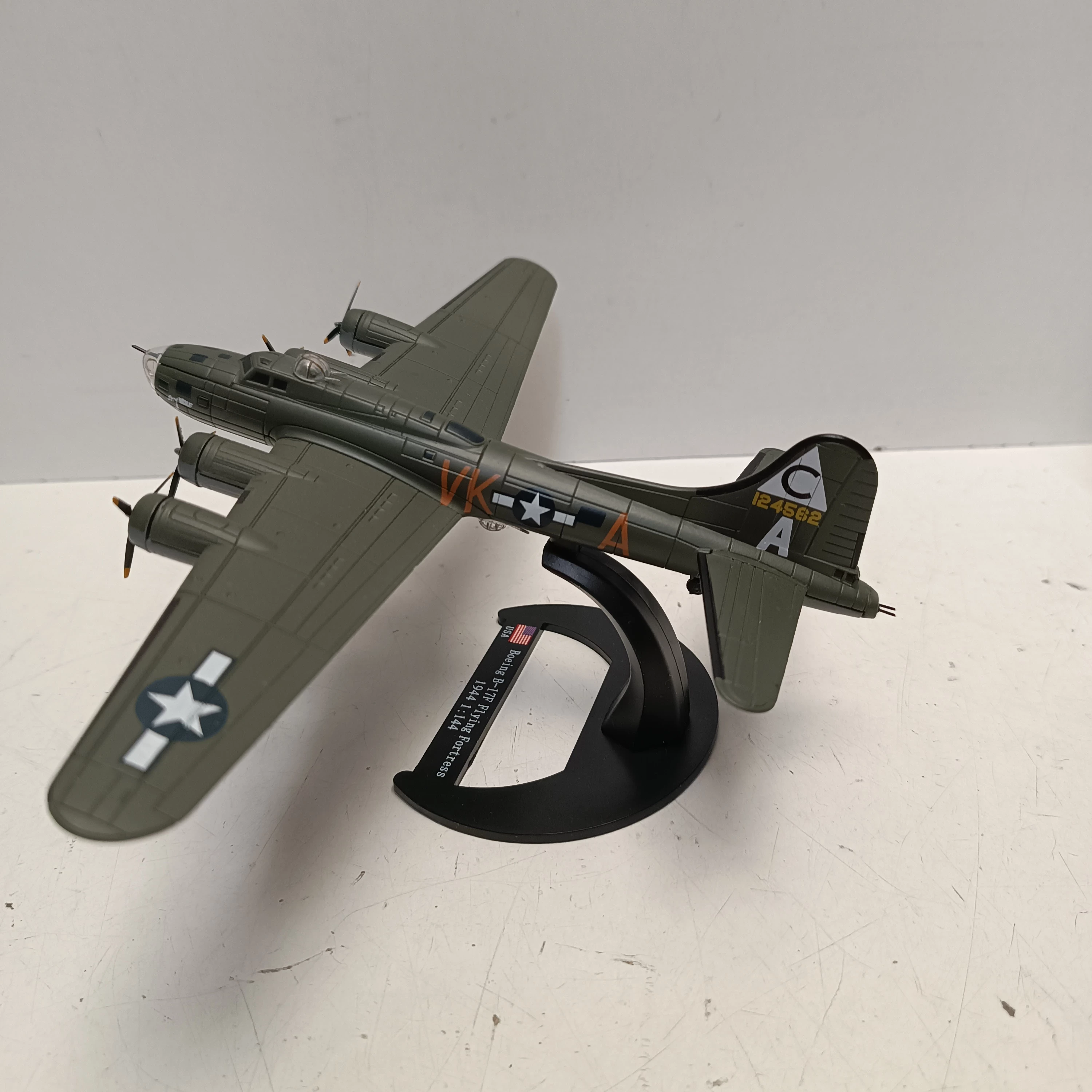 1144-wwii-boeing-b-17f-flying-fortress-bomber-model-diecast-military-coll-model-1144-wwii-boeing-b-17f-flying-fortress-bomber-mod