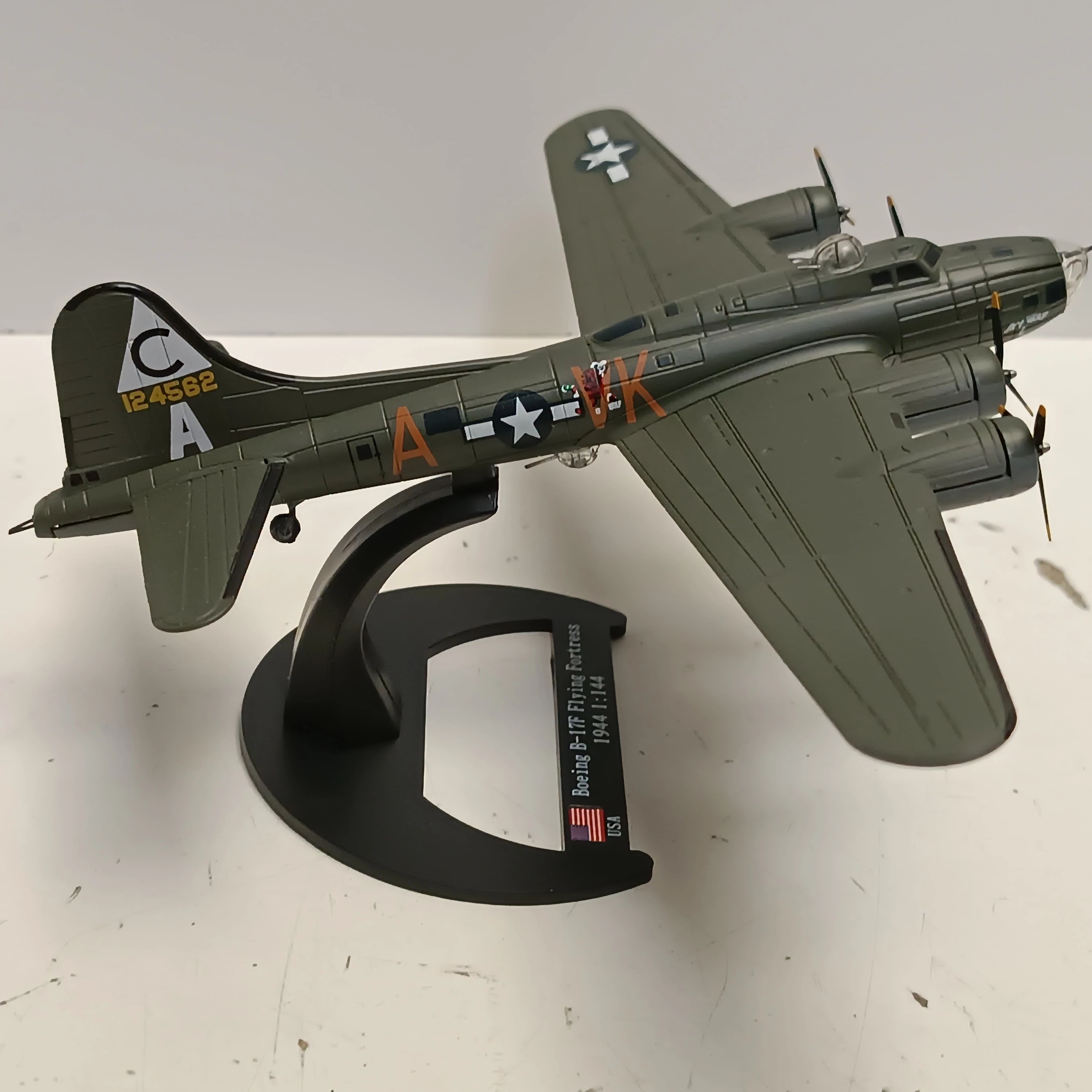 1144-wwii-boeing-b-17f-flying-fortress-bomber-model-diecast-military-coll-model-1144-wwii-boeing-b-17f-flying-fortress-bomber-mod